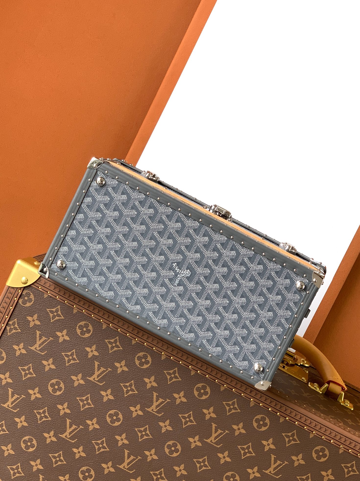 Goyard 352收纳箱是 COURRIER 收纳箱的微缩版本 彰显了 GOYARD 自创建以来坚守的传统技术