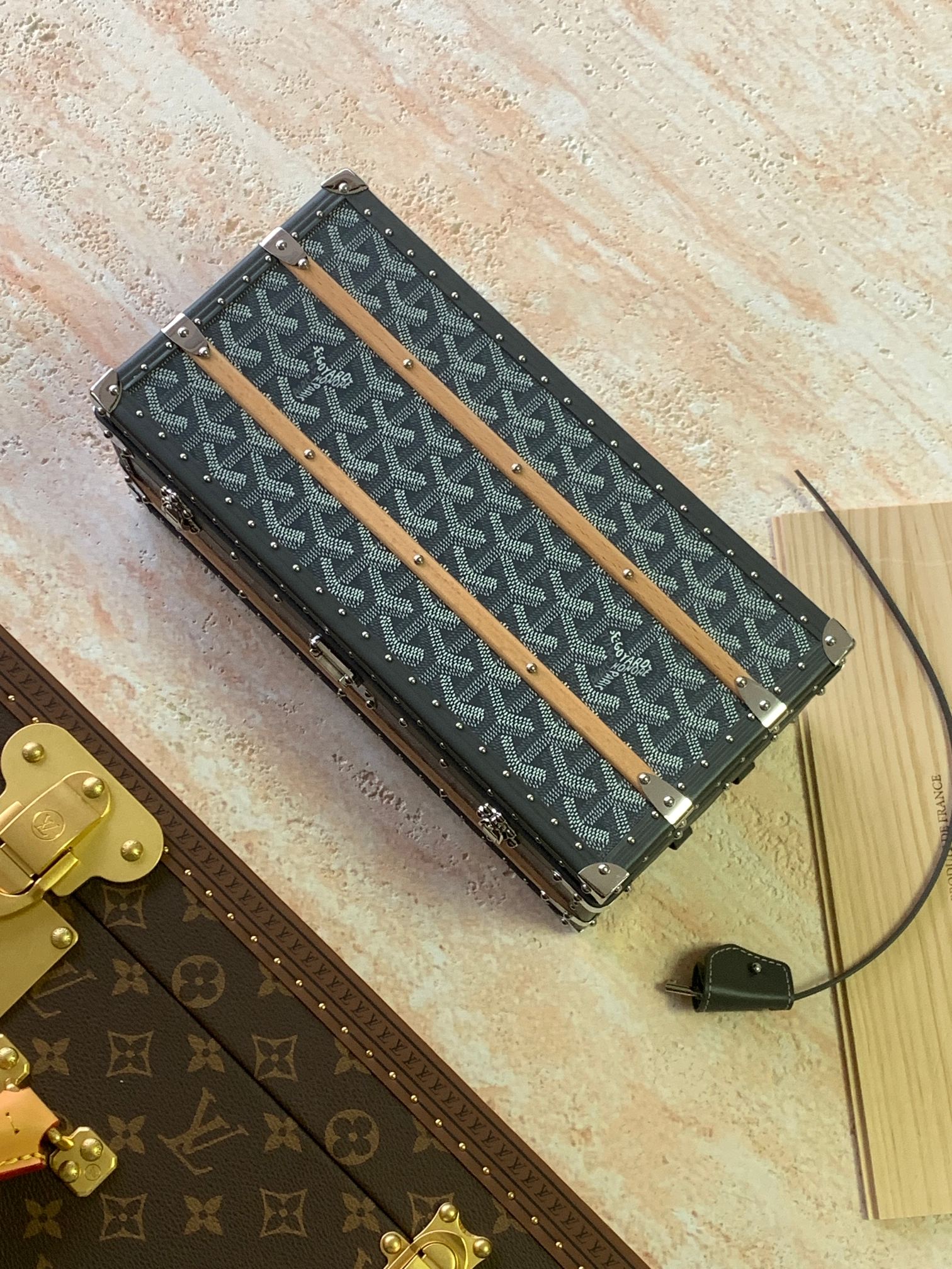 Goyard 352收纳箱是 COURRIER 收纳箱的微缩版本 彰显了 GOYARD 自创建以来坚守的传统技术