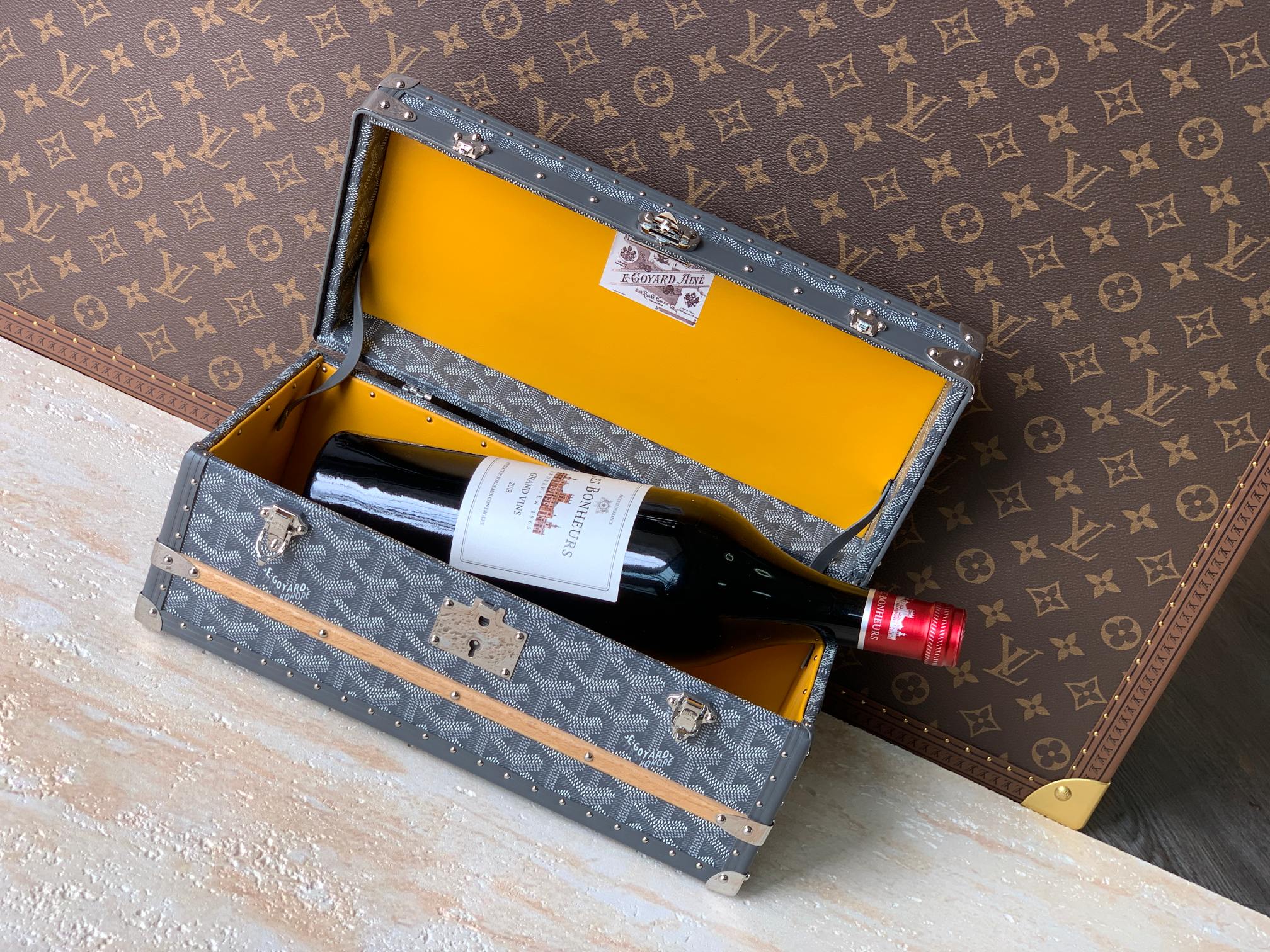 Goyard 352收纳箱是 COURRIER 收纳箱的微缩版本 彰显了 GOYARD 自创建以来坚守的传统技术