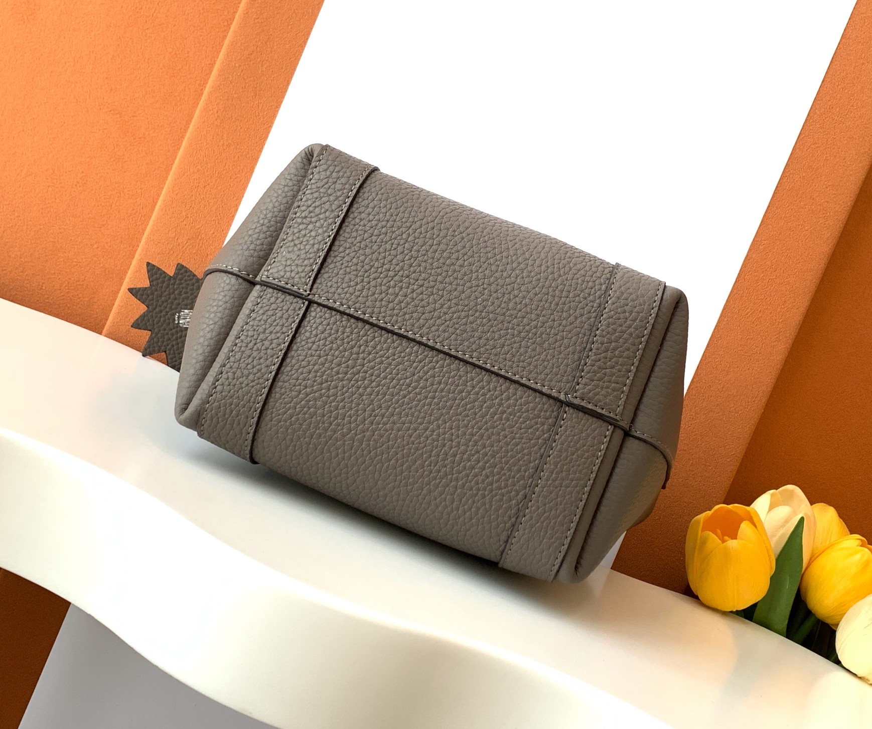 Goyard 的 Duo Tote 手袋缩小尺寸，轻巧随行。 MOYNAT 摩奈 菜篮子 编码：MY-010