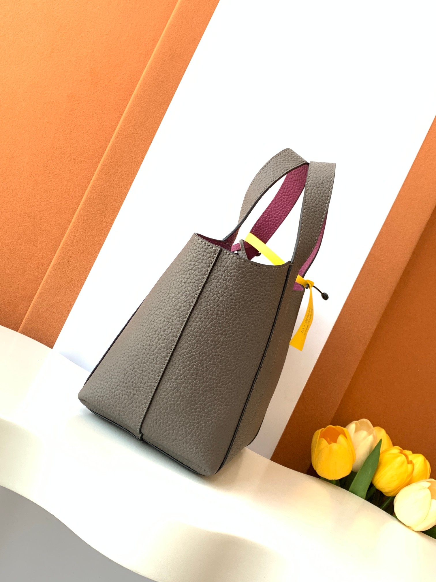Goyard 的 Duo Tote 手袋缩小尺寸，轻巧随行。 MOYNAT 摩奈 菜篮子 编码：MY-010