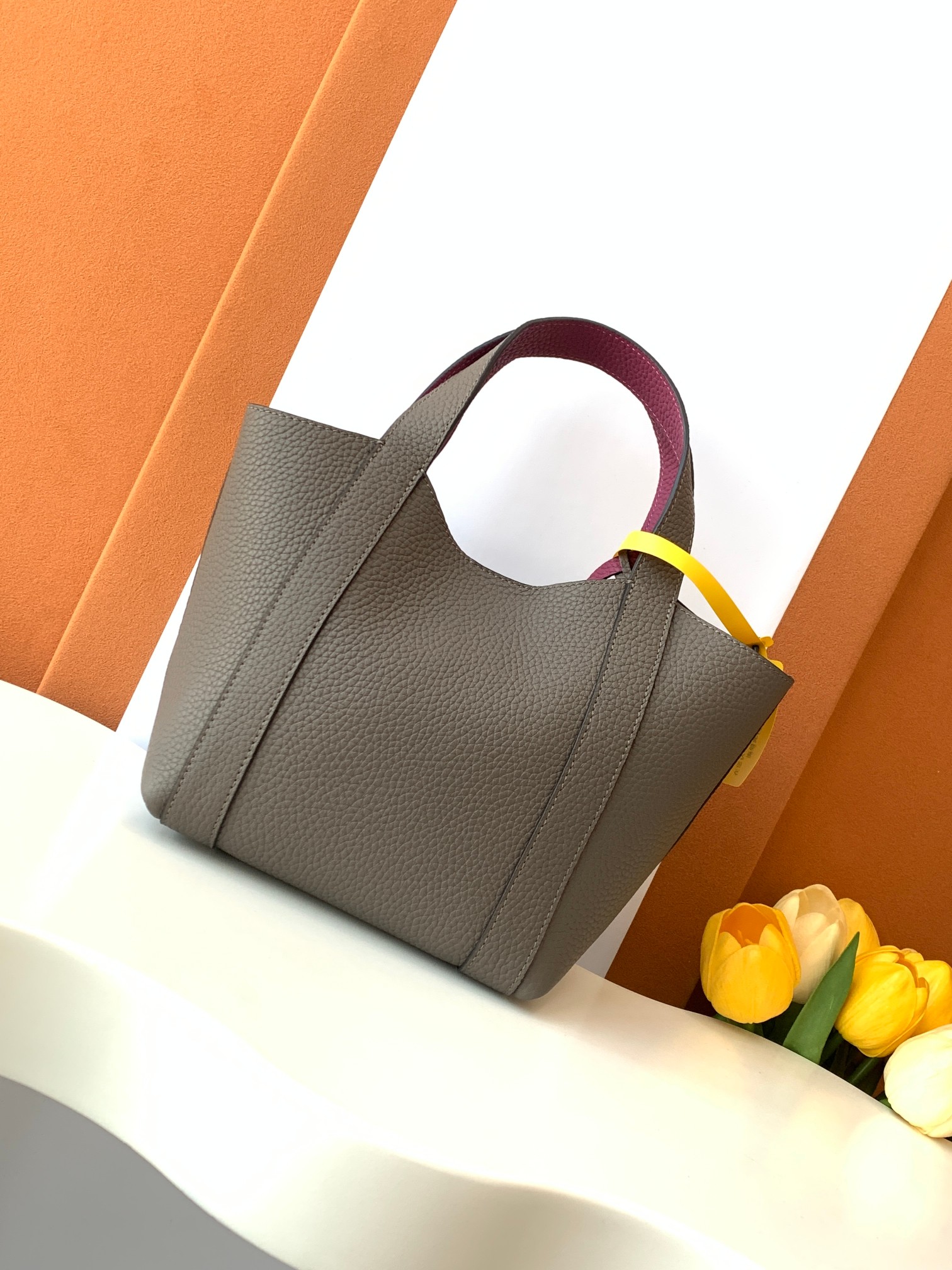 Goyard 的 Duo Tote 手袋缩小尺寸，轻巧随行。 MOYNAT 摩奈 菜篮子 编码：MY-010