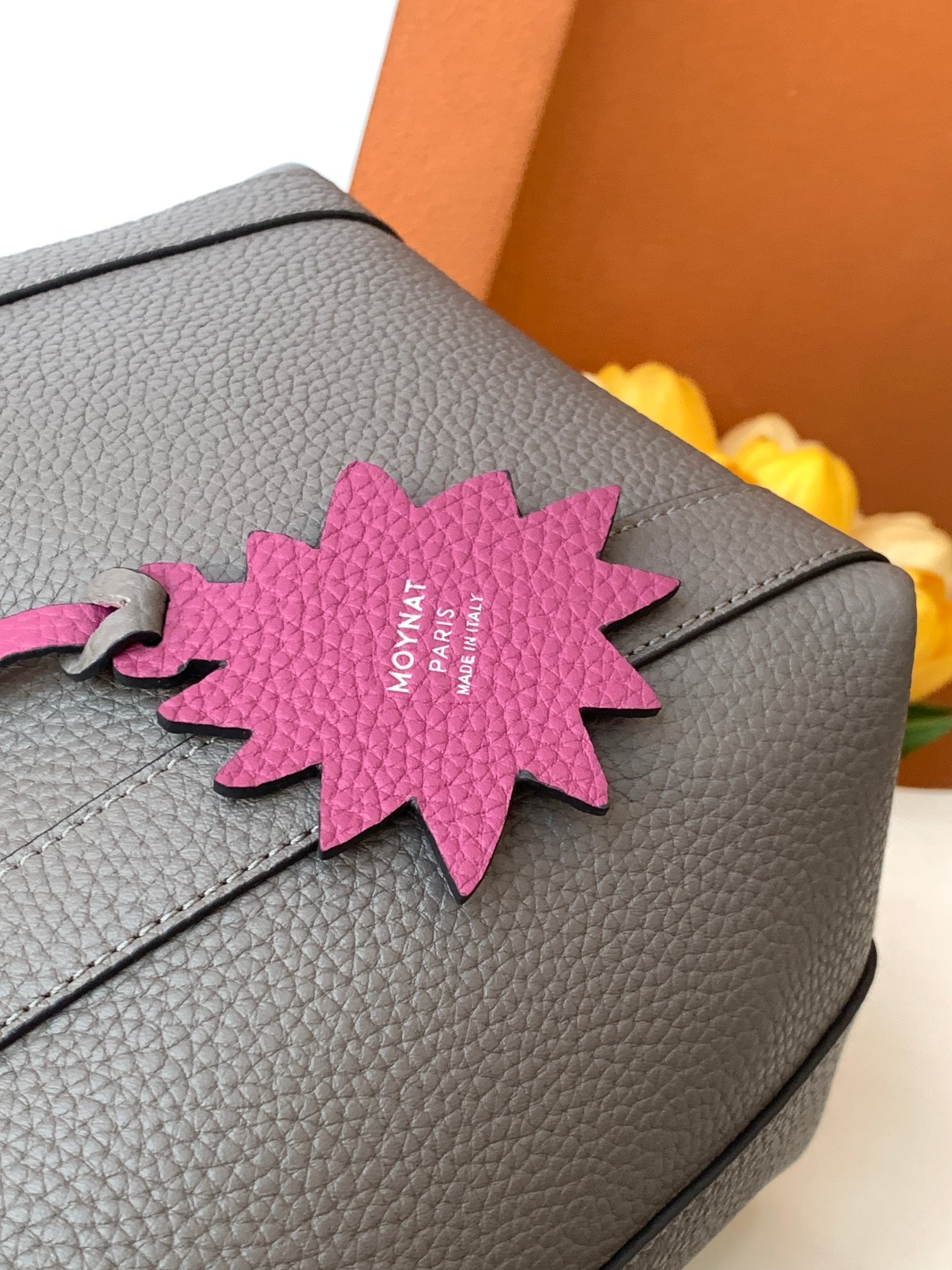 Goyard 的 Duo Tote 手袋缩小尺寸，轻巧随行。 MOYNAT 摩奈 菜篮子 编码：MY-010