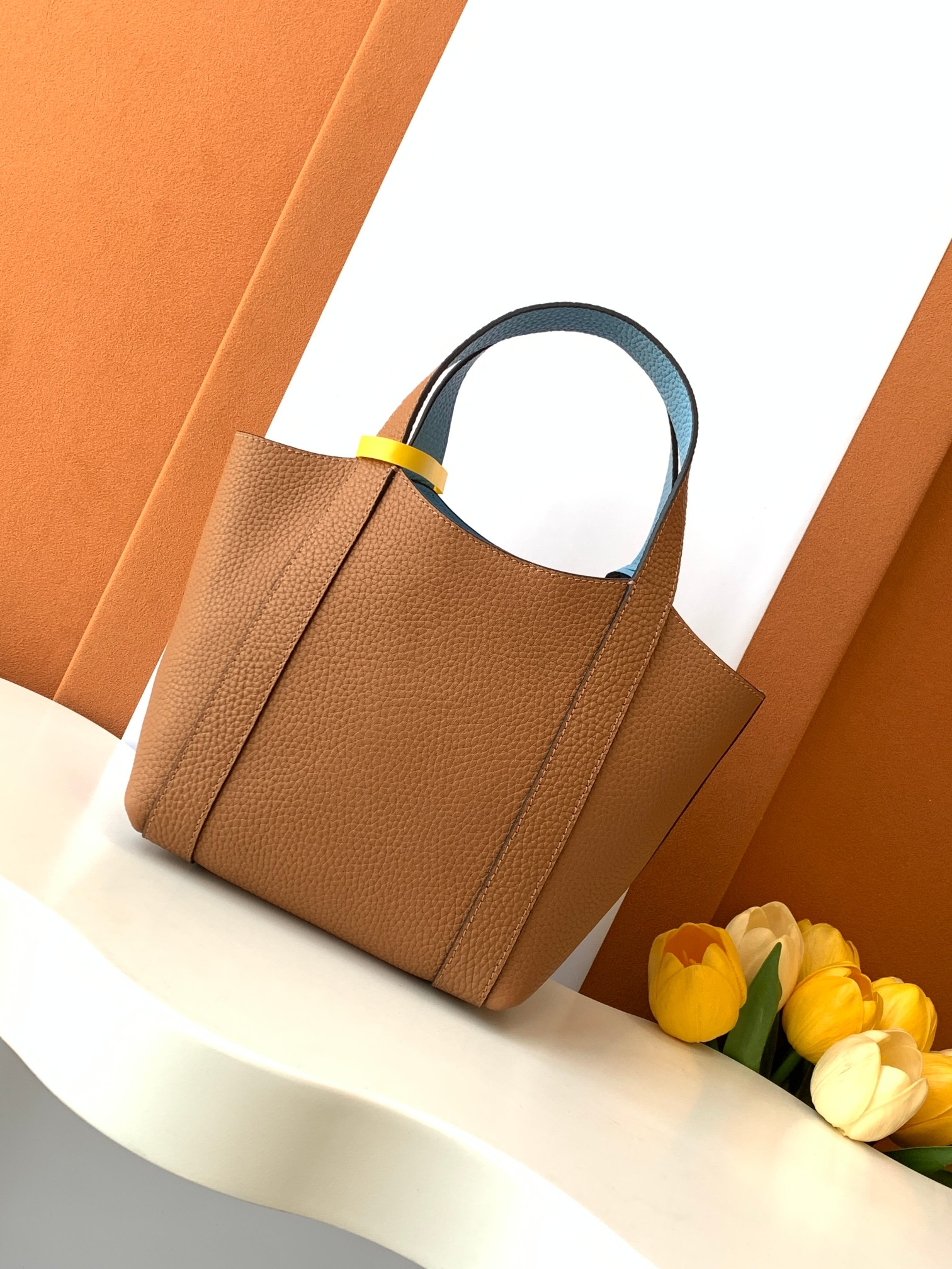 Goyard 的 Duo Tote 手袋缩小尺寸，轻巧随行。 MOYNAT 摩奈 菜篮子 编码：MY-010