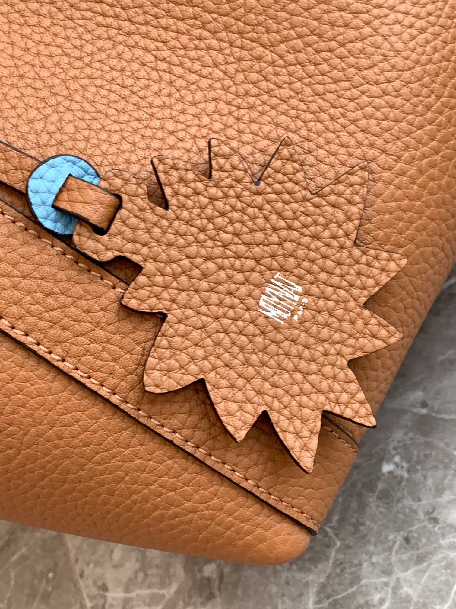 Goyard 的 Duo Tote 手袋缩小尺寸，轻巧随行。 MOYNAT 摩奈 菜篮子 编码：MY-010