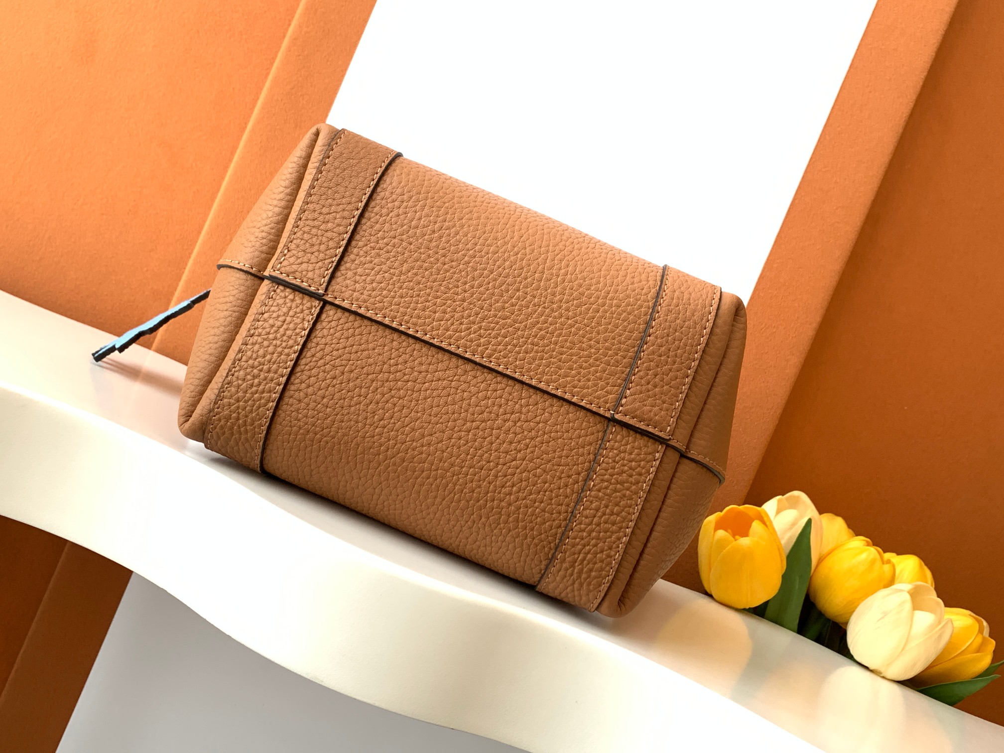 Goyard 的 Duo Tote 手袋缩小尺寸，轻巧随行。 MOYNAT 摩奈 菜篮子 编码：MY-010