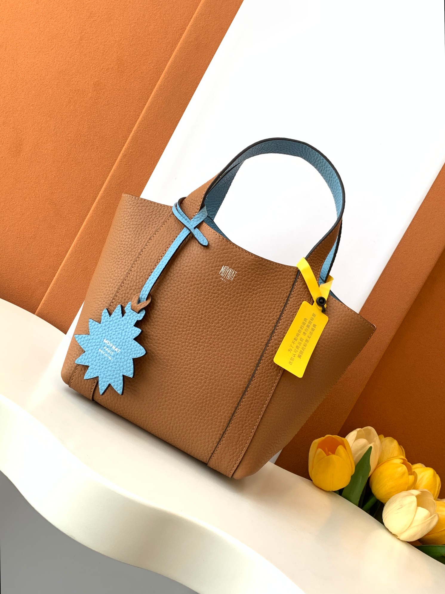 Goyard 的 Duo Tote 手袋缩小尺寸，轻巧随行。 MOYNAT 摩奈 菜篮子 编码：MY-010