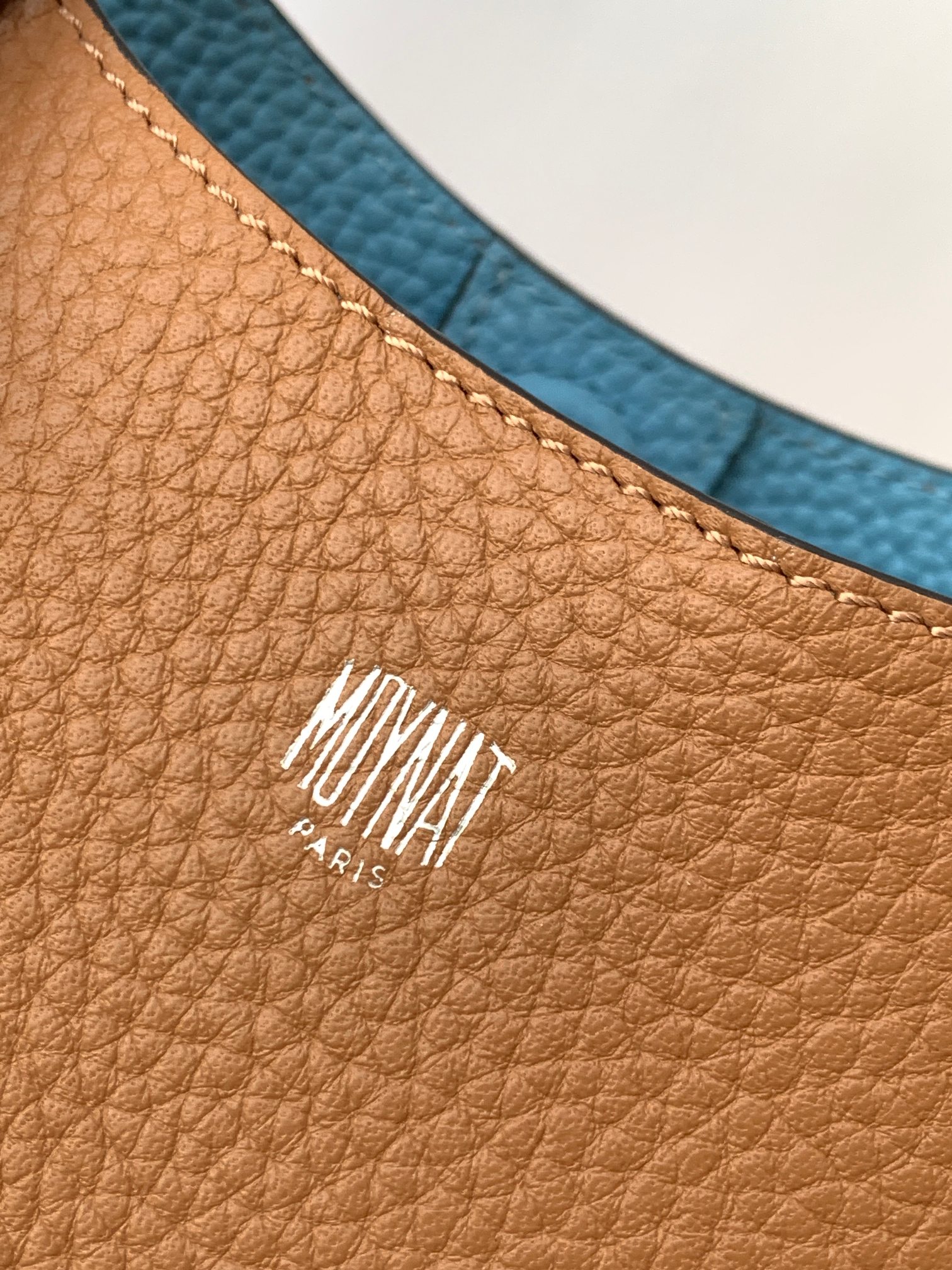 Goyard 的 Duo Tote 手袋缩小尺寸，轻巧随行。 MOYNAT 摩奈 菜篮子 编码：MY-010