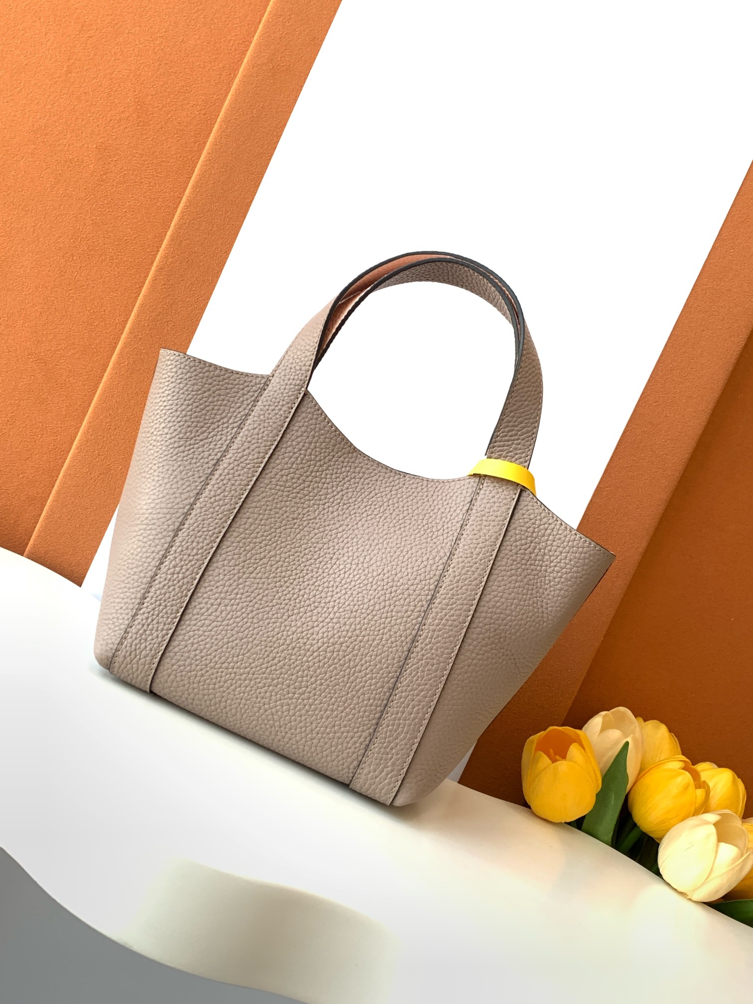 Goyard 的 Duo Tote 手袋缩小尺寸，轻巧随行。 MOYNAT 摩奈 菜篮子 编码：MY-010