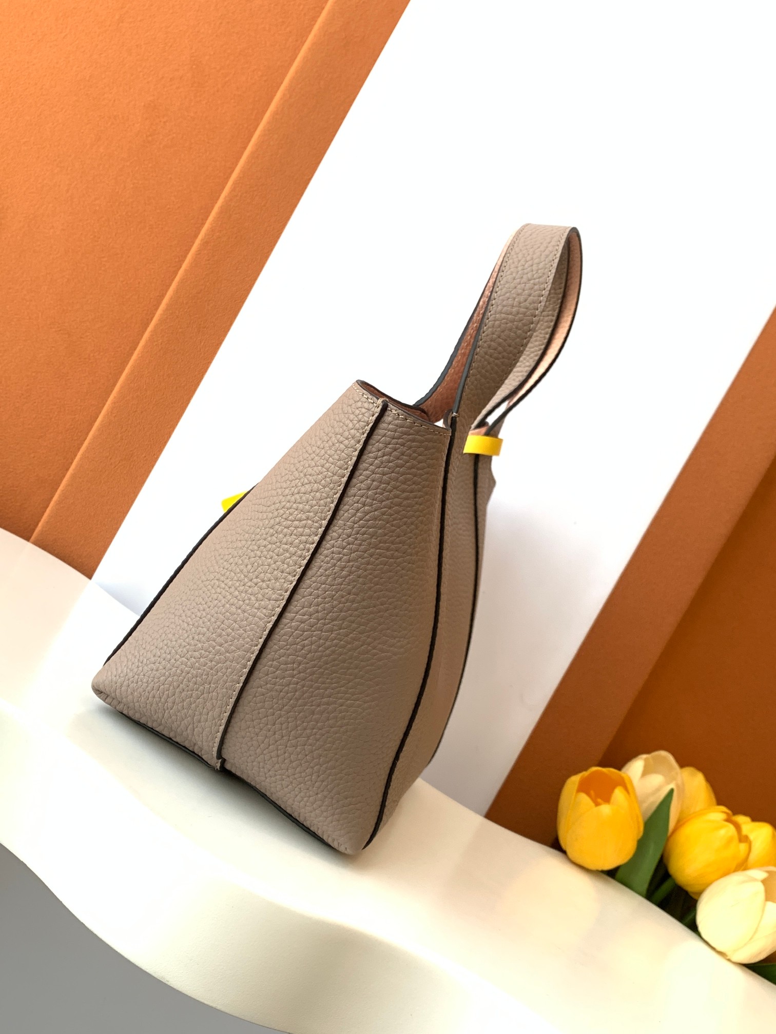Goyard 的 Duo Tote 手袋缩小尺寸，轻巧随行。 MOYNAT 摩奈 菜篮子 编码：MY-010