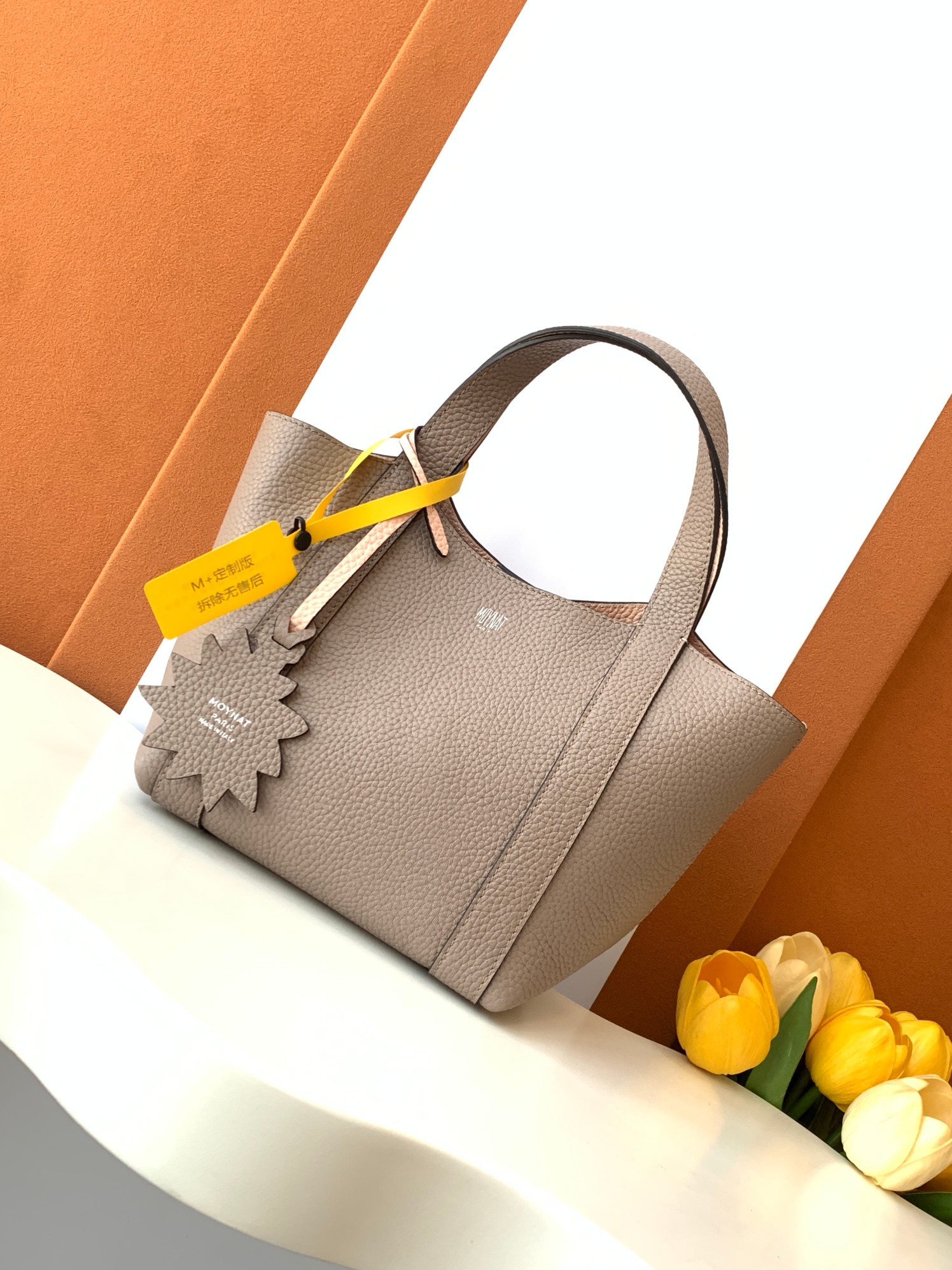 Goyard 的 Duo Tote 手袋缩小尺寸，轻巧随行。 MOYNAT 摩奈 菜篮子 编码：MY-010