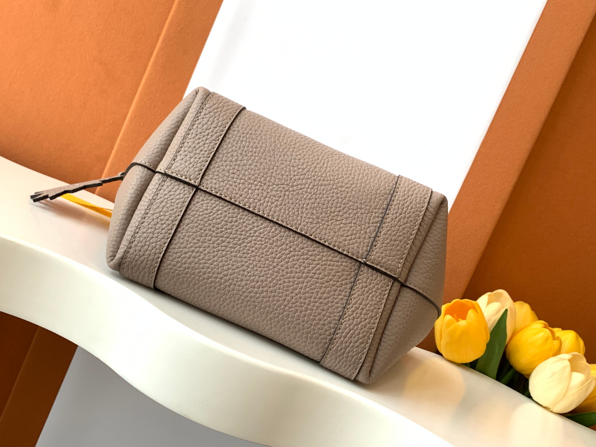 Goyard 的 Duo Tote 手袋缩小尺寸，轻巧随行。 MOYNAT 摩奈 菜篮子 编码：MY-010