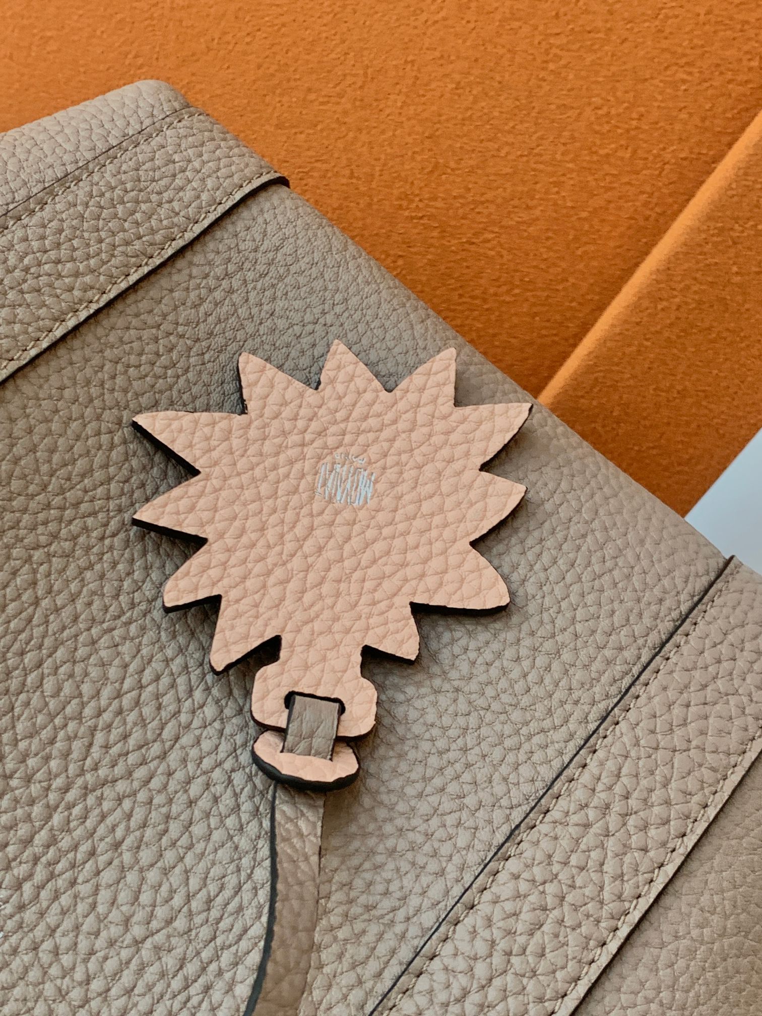 Goyard 的 Duo Tote 手袋缩小尺寸，轻巧随行。 MOYNAT 摩奈 菜篮子 编码：MY-010
