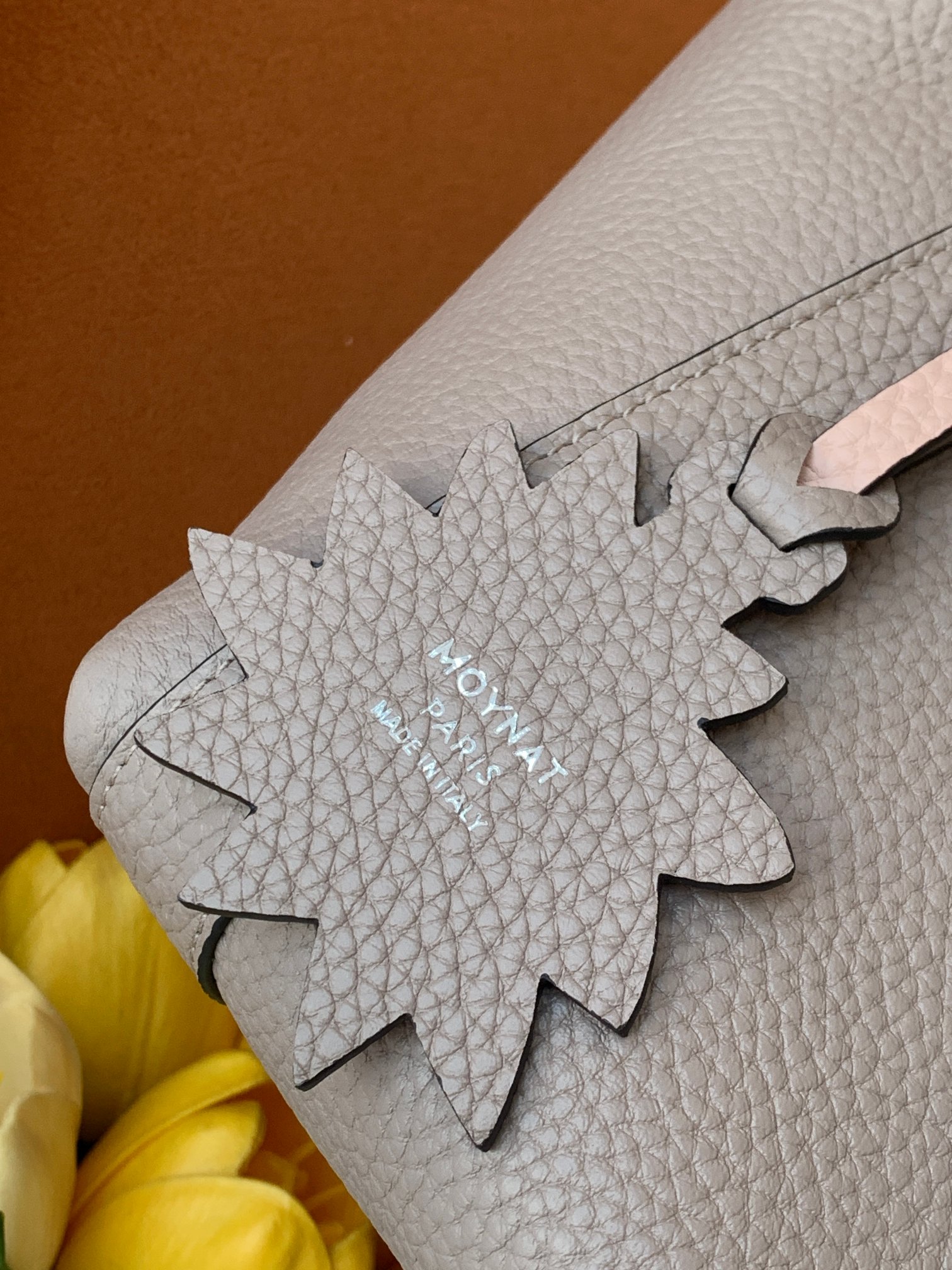 Goyard 的 Duo Tote 手袋缩小尺寸，轻巧随行。 MOYNAT 摩奈 菜篮子 编码：MY-010
