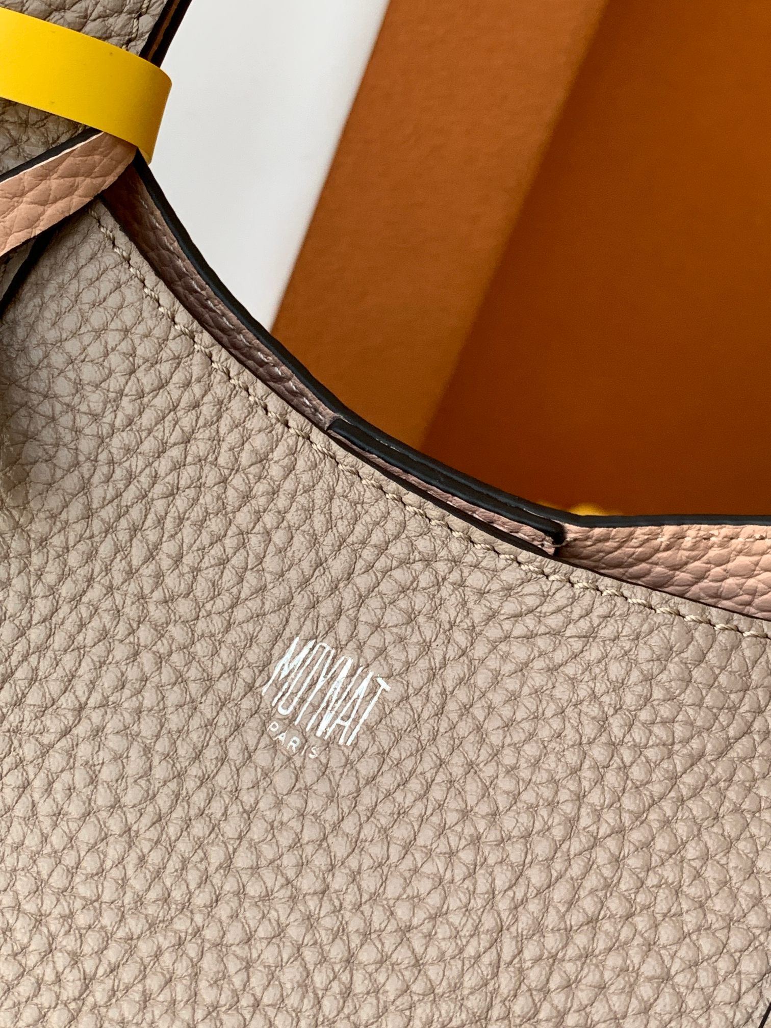 Goyard 的 Duo Tote 手袋缩小尺寸，轻巧随行。 MOYNAT 摩奈 菜篮子 编码：MY-010