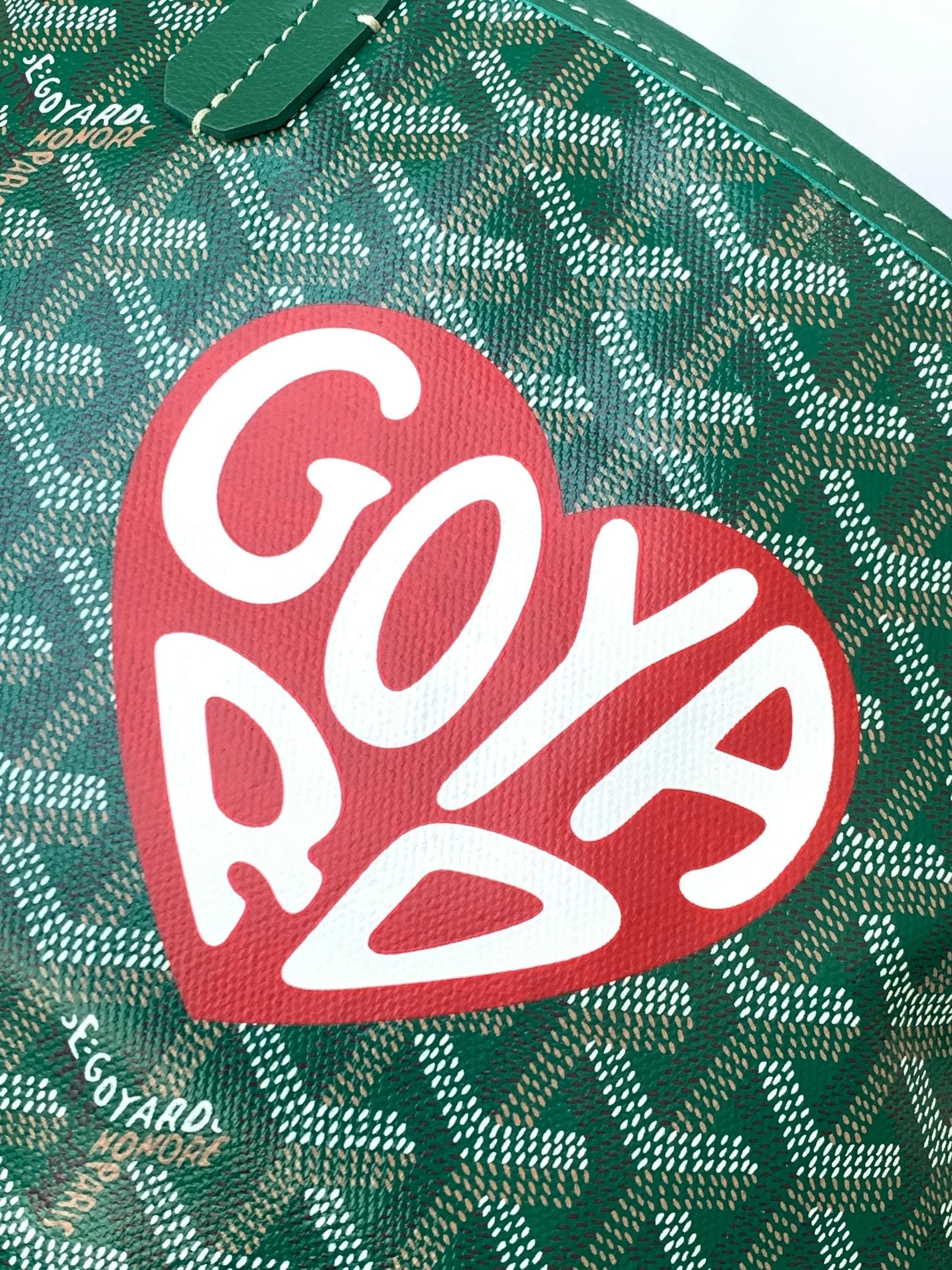 Goyard 新款私人订制非常大的爱心 版