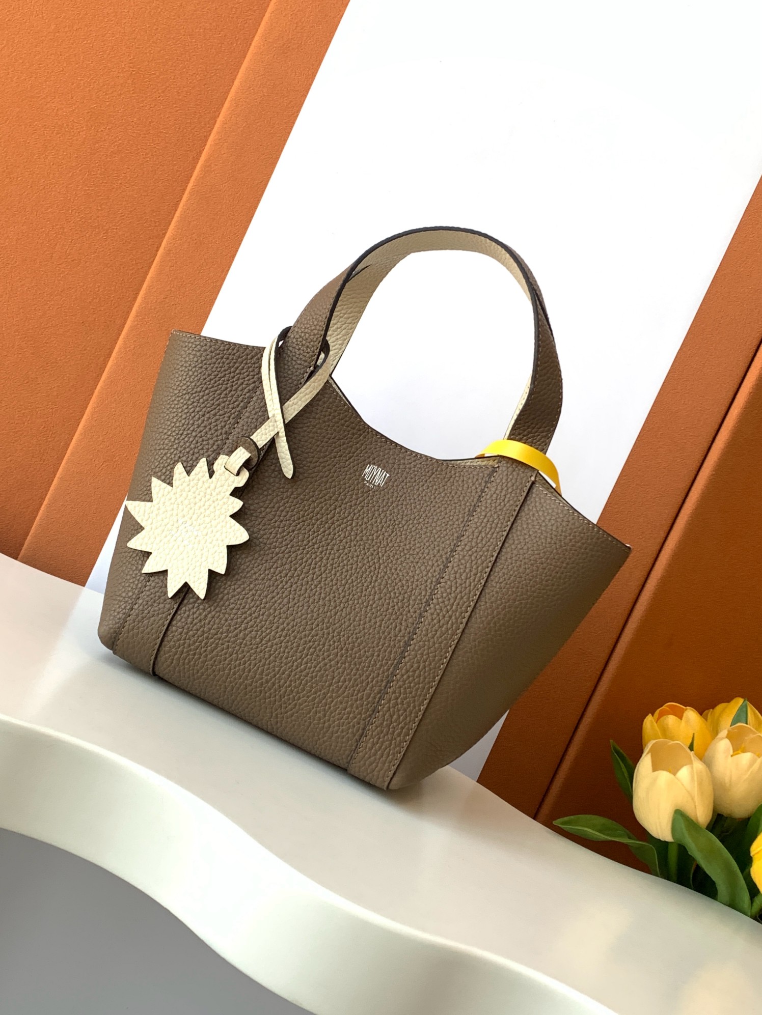 Goyard 的 Duo Tote 手袋缩小尺寸，轻巧随行。 MOYNAT 摩奈 菜篮子 编码：MY-010