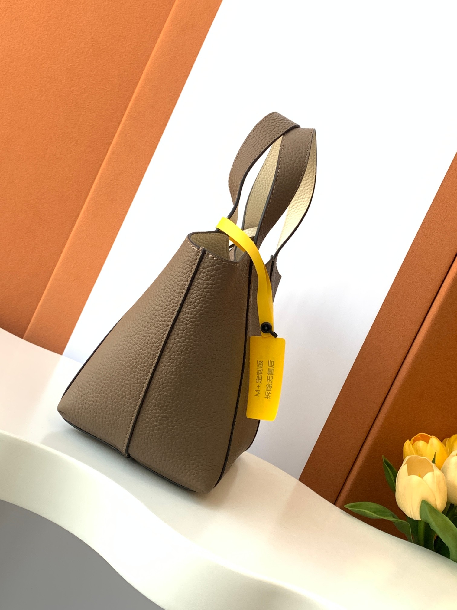 Goyard 的 Duo Tote 手袋缩小尺寸，轻巧随行。 MOYNAT 摩奈 菜篮子 编码：MY-010