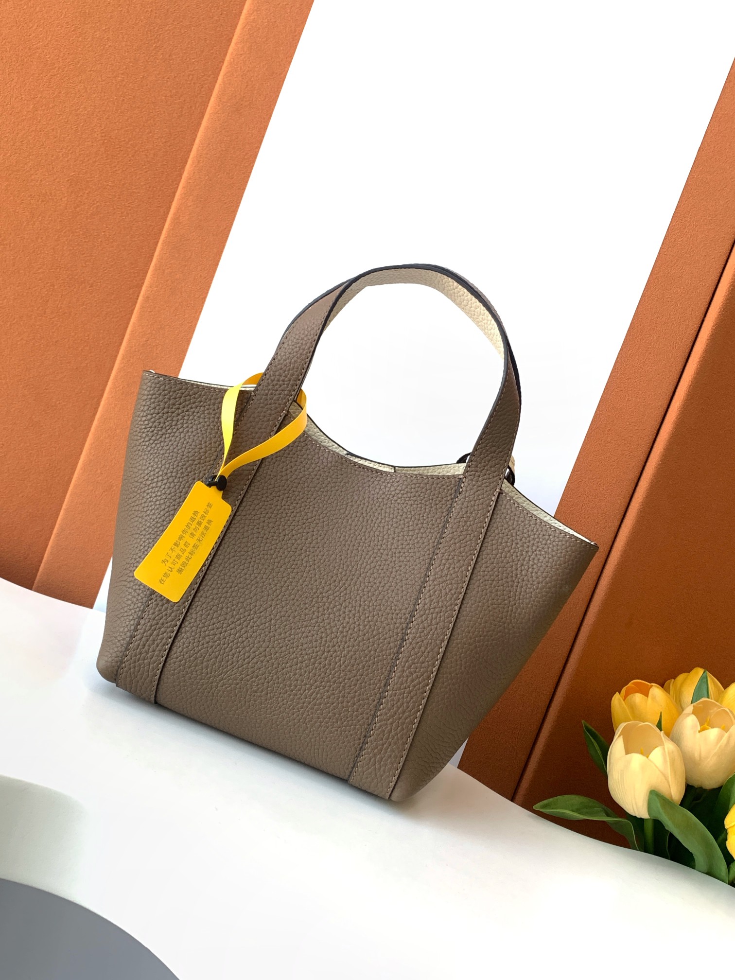 Goyard 的 Duo Tote 手袋缩小尺寸，轻巧随行。 MOYNAT 摩奈 菜篮子 编码：MY-010