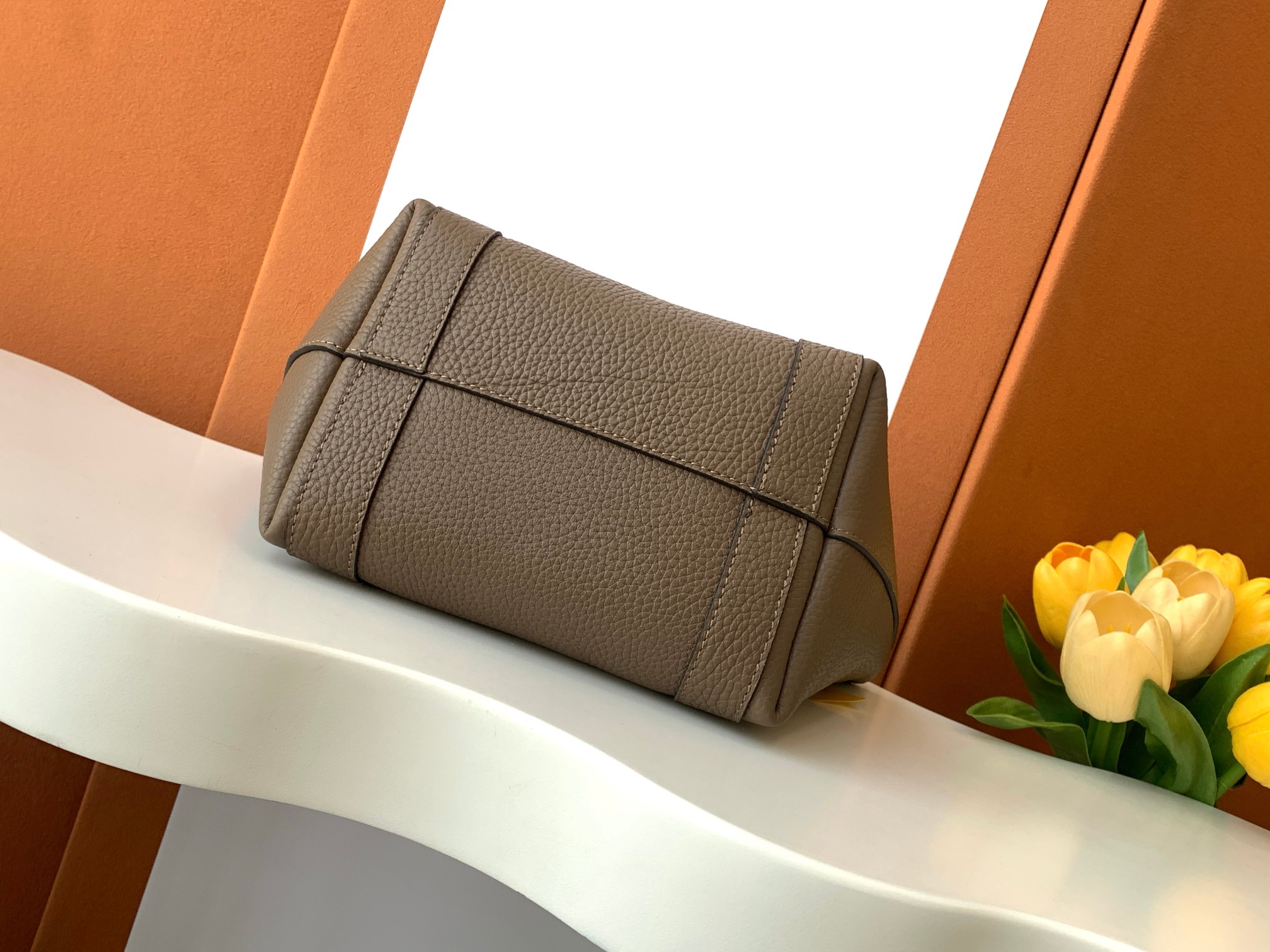Goyard 的 Duo Tote 手袋缩小尺寸，轻巧随行。 MOYNAT 摩奈 菜篮子 编码：MY-010