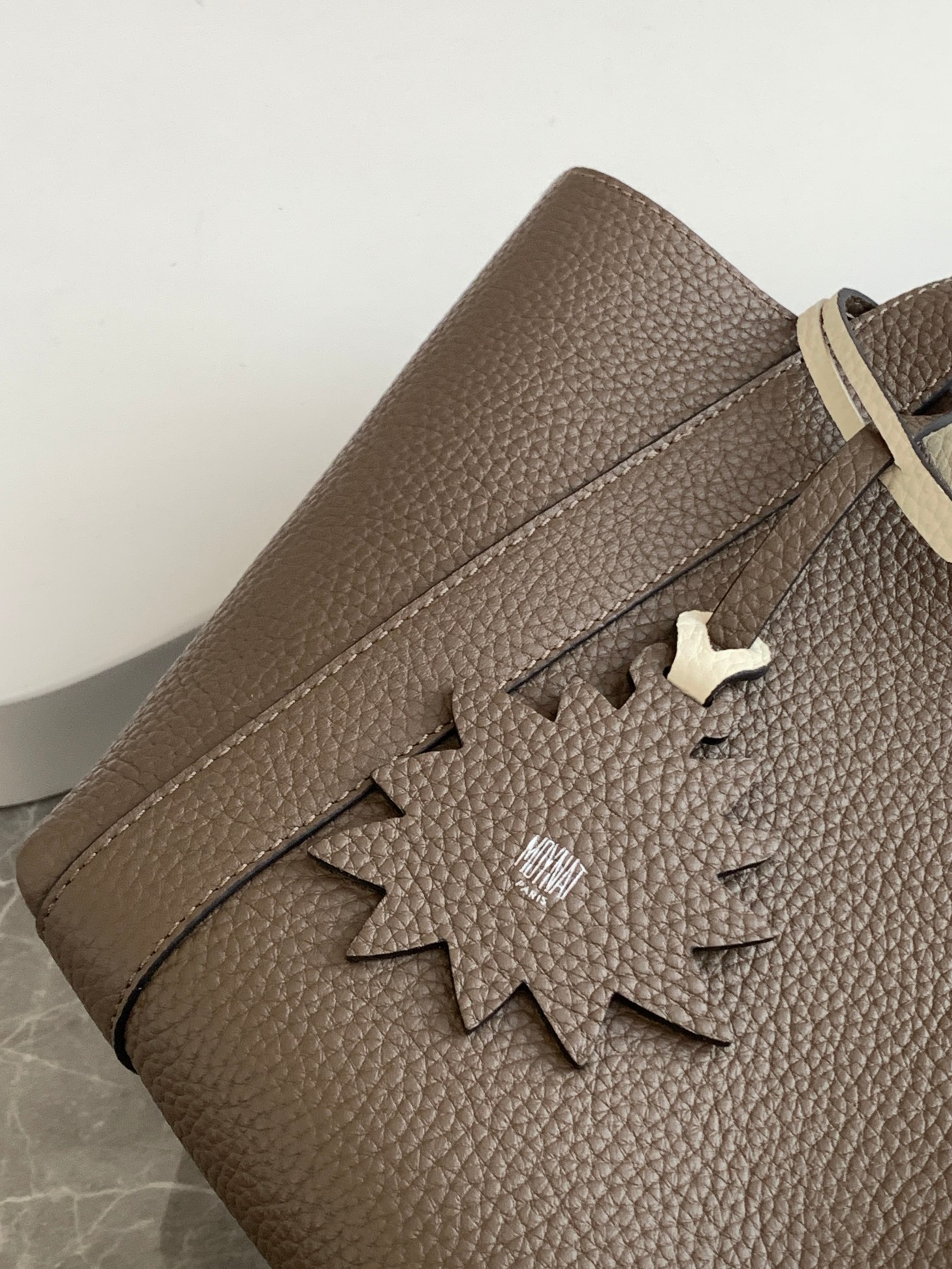 Goyard 的 Duo Tote 手袋缩小尺寸，轻巧随行。 MOYNAT 摩奈 菜篮子 编码：MY-010