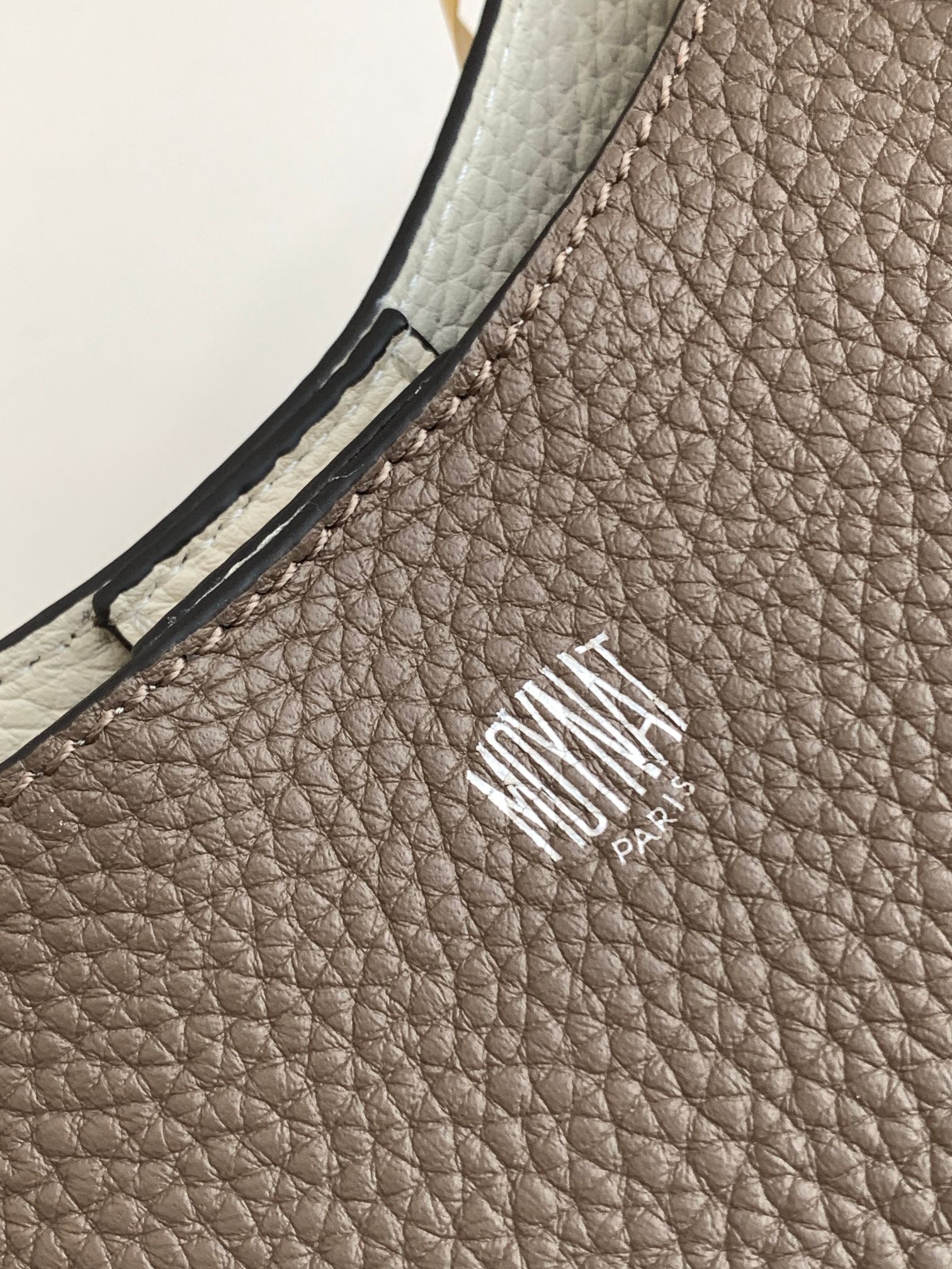 Goyard 的 Duo Tote 手袋缩小尺寸，轻巧随行。 MOYNAT 摩奈 菜篮子 编码：MY-010