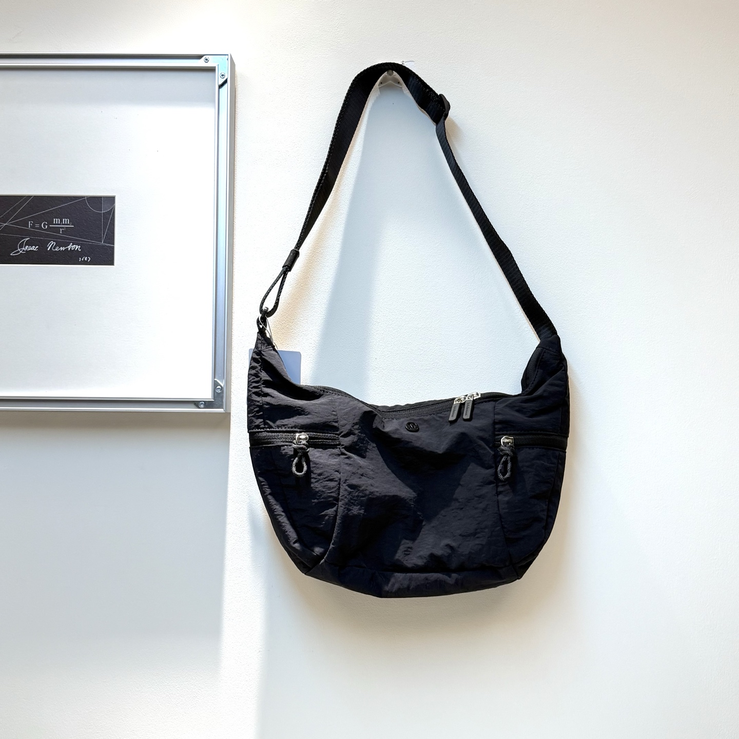 发110💰lululemon新品饺子包Slouchy Sling包充满惊喜!lemaire平替版!Pleated牛角包+复刻经典的Sling Crossbody!配的是可调节肩带，所以可以单肩也可以斜挎包自重非常轻，尺寸：24*高20*宽13*上口37