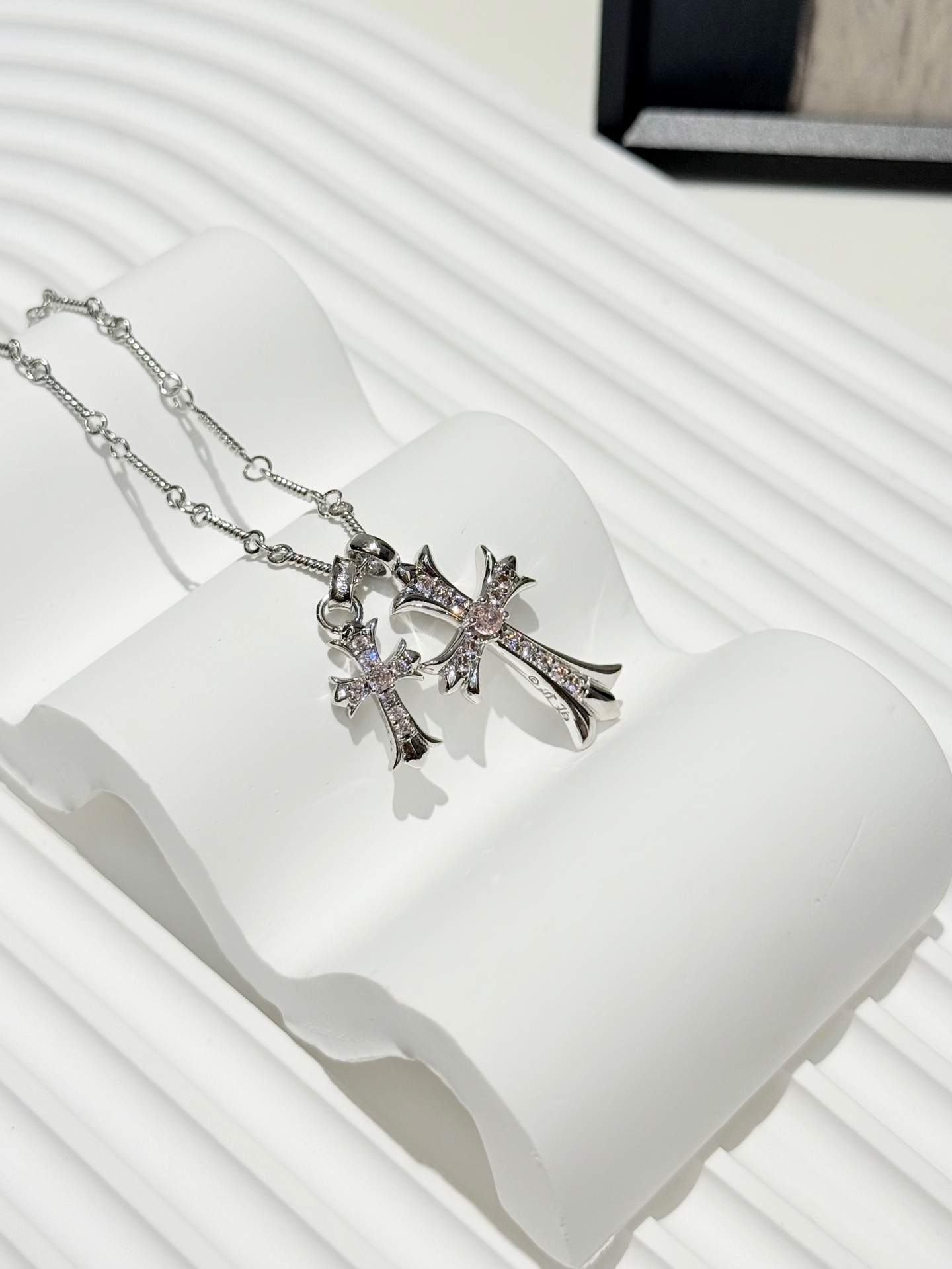 发 被问爆💥 克罗心双十字架粉钻项链拿捏街头酷飒感 谁懂啊!这条双十字架项链直接长在我的审美上✨ 大小十字架叠挂设计,自带层次buff 满钻镶嵌💎 阳光下闪到能当氛围灯 S925银材质,质感在线还不怕过敏 搭卫衣秒变街头酷盖🏙️ 配小裙裙又A又甜,风格切换无压力 已经被姐妹追着问🔗 时髦精必入 配专柜全套包装