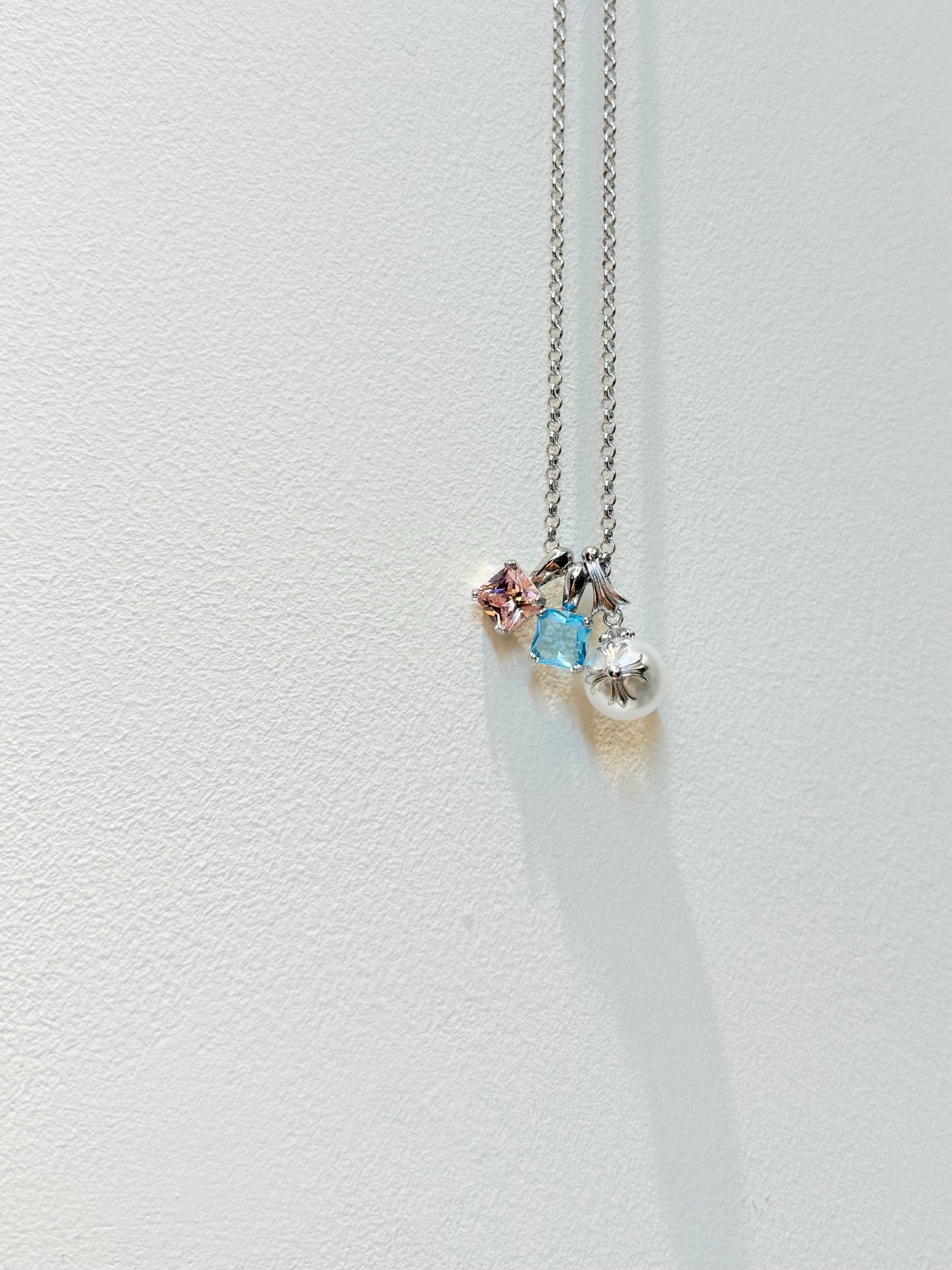 发100💰克罗心珍珠项链｜把浪漫焊在颈间💎

救命！克罗心这条珍珠项链  直接把“反差感”玩明白了✨

粉蓝宝石+珍珠的组合，甜酷又温柔，像把莫奈花园的色彩揉进设计里，戴脖子上瞬间打破单调，日常搭T恤、小裙子都超绝，自带松弛高级感～

谁懂啊！这种又A又甜的风格，戴上就是行走的氛围感美女💫

#克罗心 #珍珠项链 #时尚穿搭 #宝藏饰品