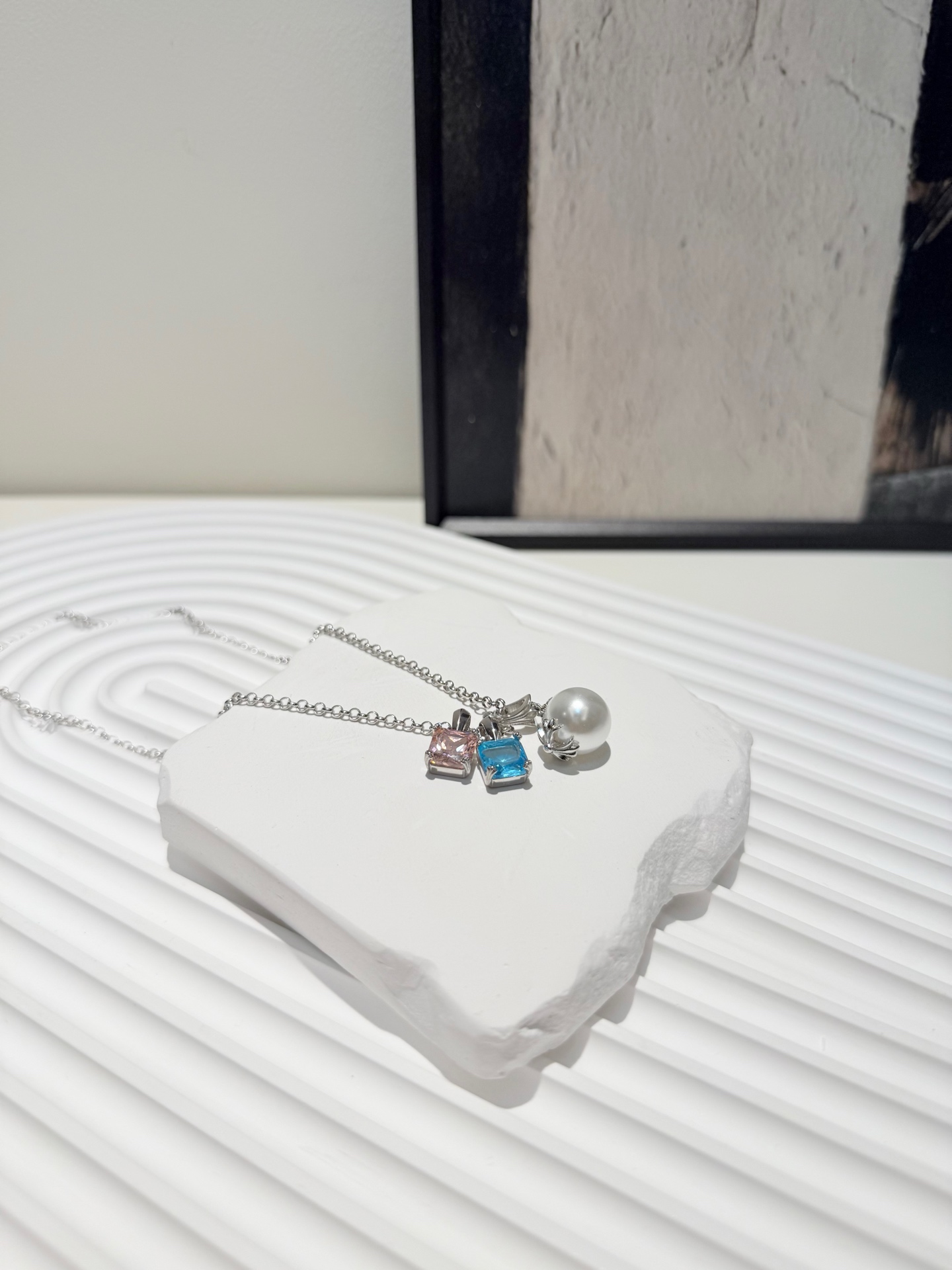 发100💰克罗心珍珠项链｜把浪漫焊在颈间💎

救命！克罗心这条珍珠项链  直接把“反差感”玩明白了✨

粉蓝宝石+珍珠的组合，甜酷又温柔，像把莫奈花园的色彩揉进设计里，戴脖子上瞬间打破单调，日常搭T恤、小裙子都超绝，自带松弛高级感～

谁懂啊！这种又A又甜的风格，戴上就是行走的氛围感美女💫

#克罗心 #珍珠项链 #时尚穿搭 #宝藏饰品