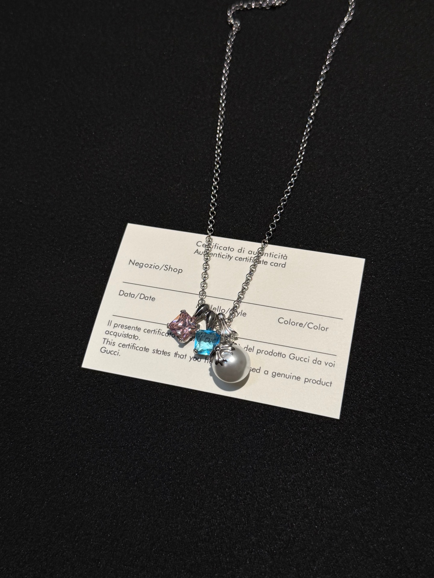 发100💰克罗心珍珠项链｜把浪漫焊在颈间💎

救命！克罗心这条珍珠项链  直接把“反差感”玩明白了✨

粉蓝宝石+珍珠的组合，甜酷又温柔，像把莫奈花园的色彩揉进设计里，戴脖子上瞬间打破单调，日常搭T恤、小裙子都超绝，自带松弛高级感～

谁懂啊！这种又A又甜的风格，戴上就是行走的氛围感美女💫

#克罗心 #珍珠项链 #时尚穿搭 #宝藏饰品