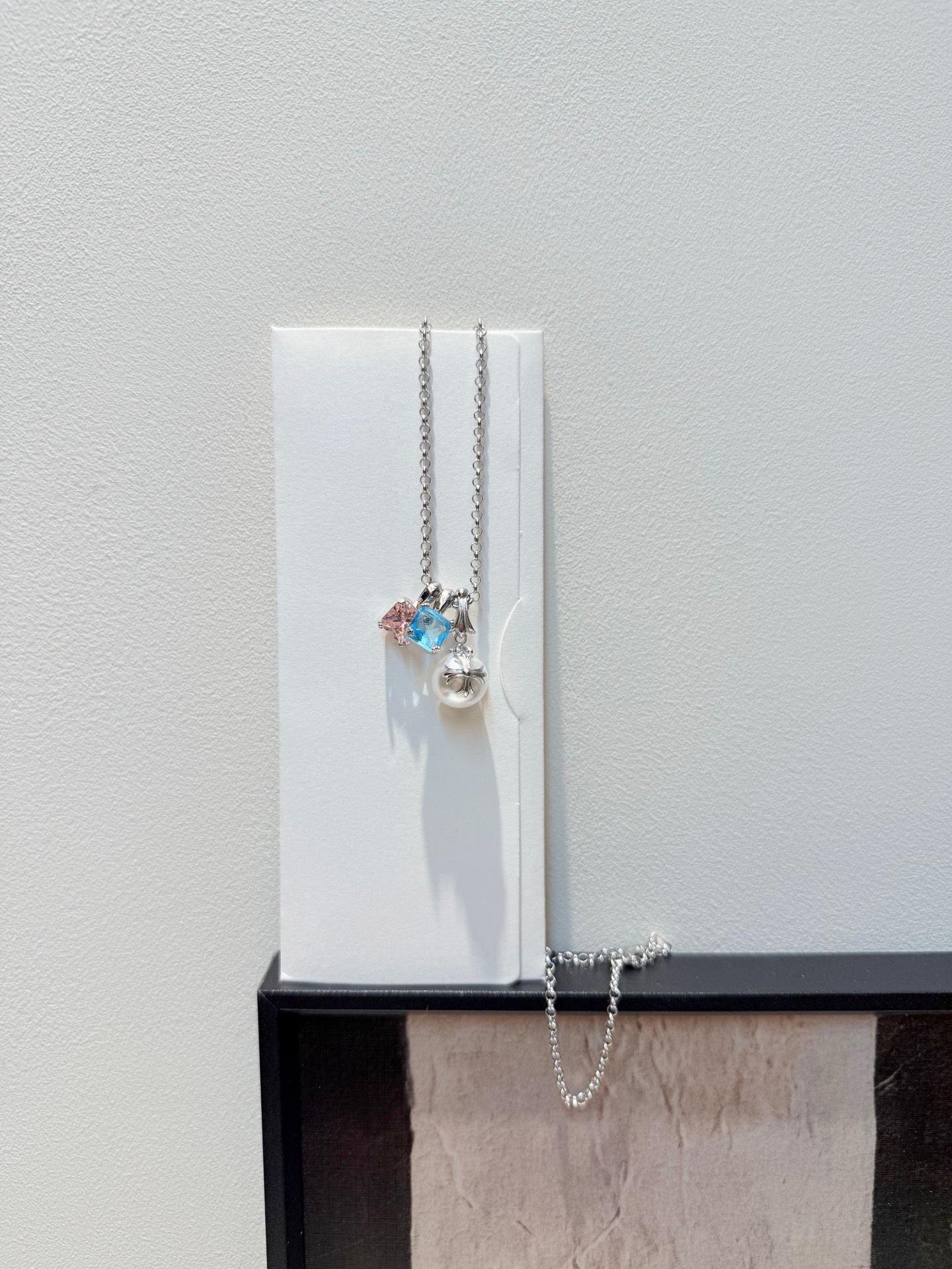 发100💰克罗心珍珠项链｜把浪漫焊在颈间💎

救命！克罗心这条珍珠项链  直接把“反差感”玩明白了✨

粉蓝宝石+珍珠的组合，甜酷又温柔，像把莫奈花园的色彩揉进设计里，戴脖子上瞬间打破单调，日常搭T恤、小裙子都超绝，自带松弛高级感～

谁懂啊！这种又A又甜的风格，戴上就是行走的氛围感美女💫

#克罗心 #珍珠项链 #时尚穿搭 #宝藏饰品