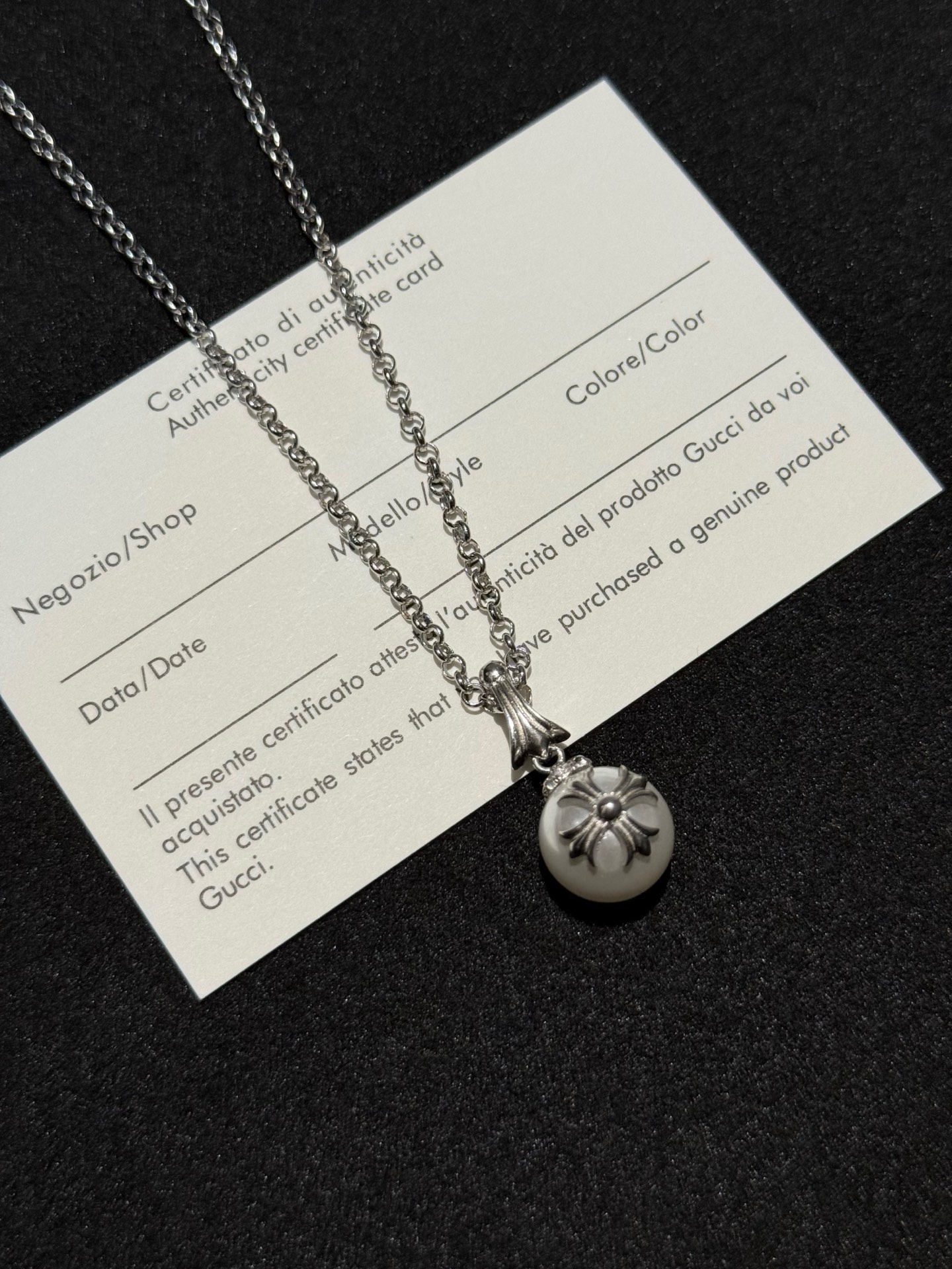 发95💰克罗心珍珠项链｜暗夜里的温柔

谁懂啊！克罗心把「冷硬」和「柔」揉一起了✨

珍珠自带温润感，配上克罗心标志性银饰花纹，像暗夜里开出的清冷花，又酷又有故事感~

搭黑西装是生人勿近的松弛，配小裙子又藏着点叛逆温柔，戴一次被问八次链接的程度！

#克罗心 #珍珠项链 #小众饰品 #穿搭加分项