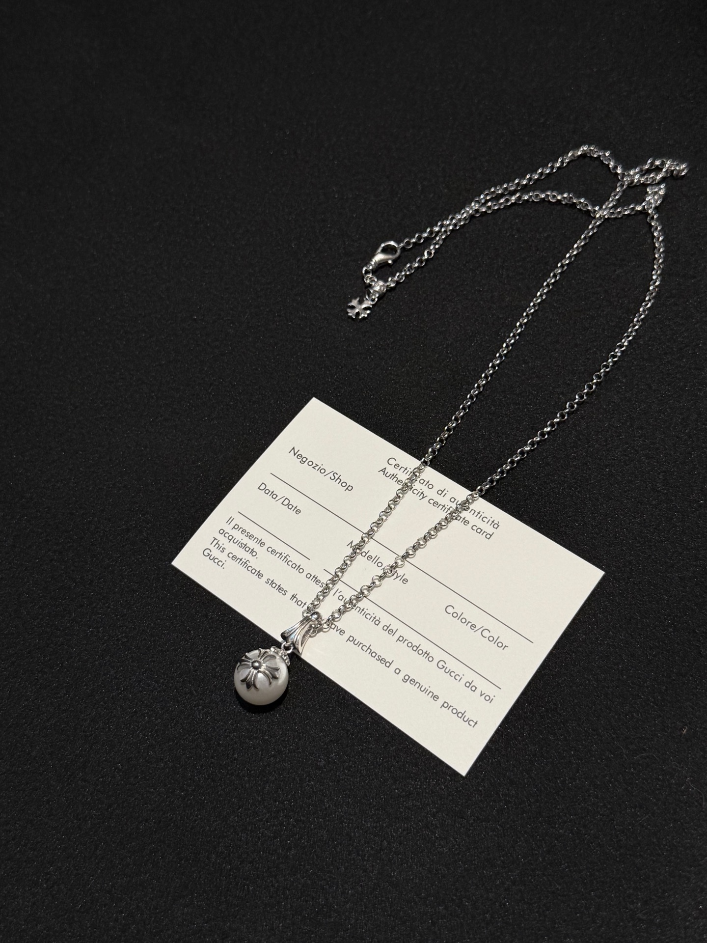 发95💰克罗心珍珠项链｜暗夜里的温柔

谁懂啊！克罗心把「冷硬」和「柔」揉一起了✨

珍珠自带温润感，配上克罗心标志性银饰花纹，像暗夜里开出的清冷花，又酷又有故事感~

搭黑西装是生人勿近的松弛，配小裙子又藏着点叛逆温柔，戴一次被问八次链接的程度！

#克罗心 #珍珠项链 #小众饰品 #穿搭加分项