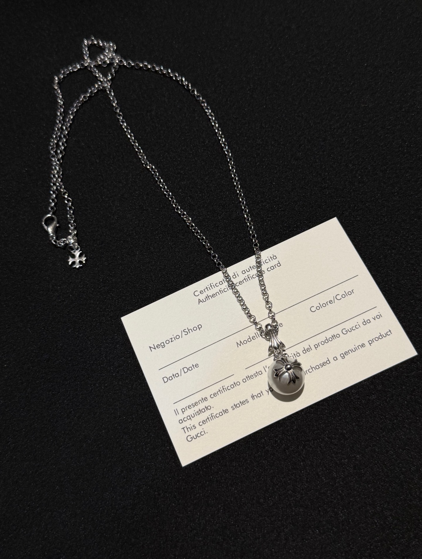 发95💰克罗心珍珠项链｜暗夜里的温柔

谁懂啊！克罗心把「冷硬」和「柔」揉一起了✨

珍珠自带温润感，配上克罗心标志性银饰花纹，像暗夜里开出的清冷花，又酷又有故事感~

搭黑西装是生人勿近的松弛，配小裙子又藏着点叛逆温柔，戴一次被问八次链接的程度！

#克罗心 #珍珠项链 #小众饰品 #穿搭加分项