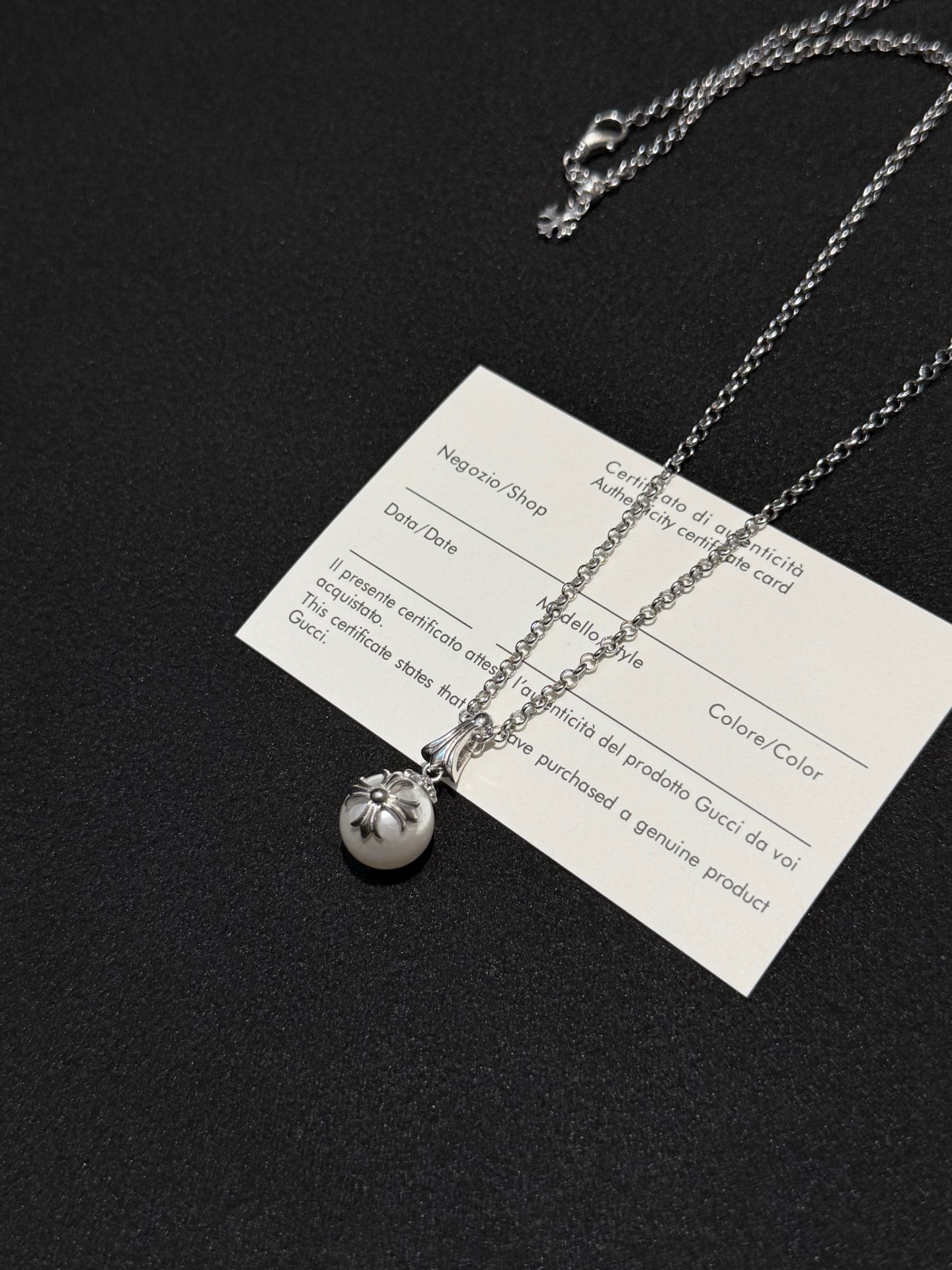 发95💰克罗心珍珠项链｜暗夜里的温柔

谁懂啊！克罗心把「冷硬」和「柔」揉一起了✨

珍珠自带温润感，配上克罗心标志性银饰花纹，像暗夜里开出的清冷花，又酷又有故事感~

搭黑西装是生人勿近的松弛，配小裙子又藏着点叛逆温柔，戴一次被问八次链接的程度！

#克罗心 #珍珠项链 #小众饰品 #穿搭加分项