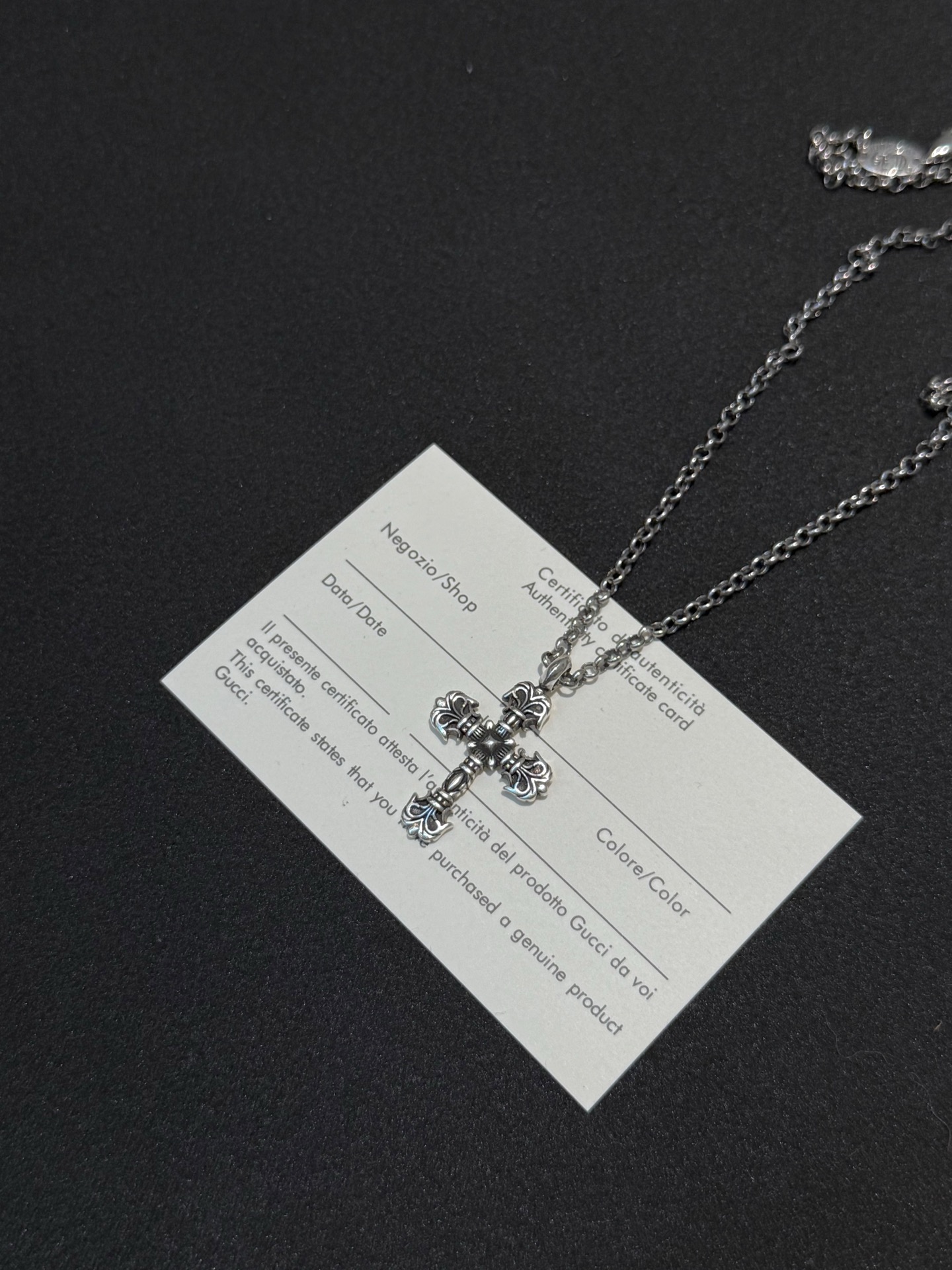 发 克罗心火焰小号十字 复古雕花超有范儿,十字造型自带酷感,质感拉满 日常搭T恤、衬衫都绝,一秒提升穿搭精致度 潮人必备单品,谁戴谁炸场🔥 配专柜全套包装