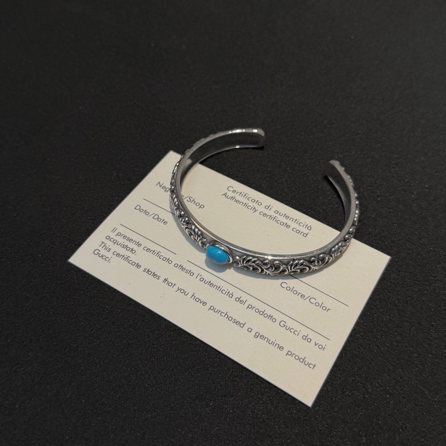 发95💰克罗心雕花手镯
复古控狂喜✨做旧银面+精致藤蔓纹，
一颗蓝松石点睛，
开口设计适配各种手腕，
戴上瞬间拿捏美式复古调调，
谁戴谁是氛围感美人～  喜欢别错过👇
材质s925，配专柜全套包装