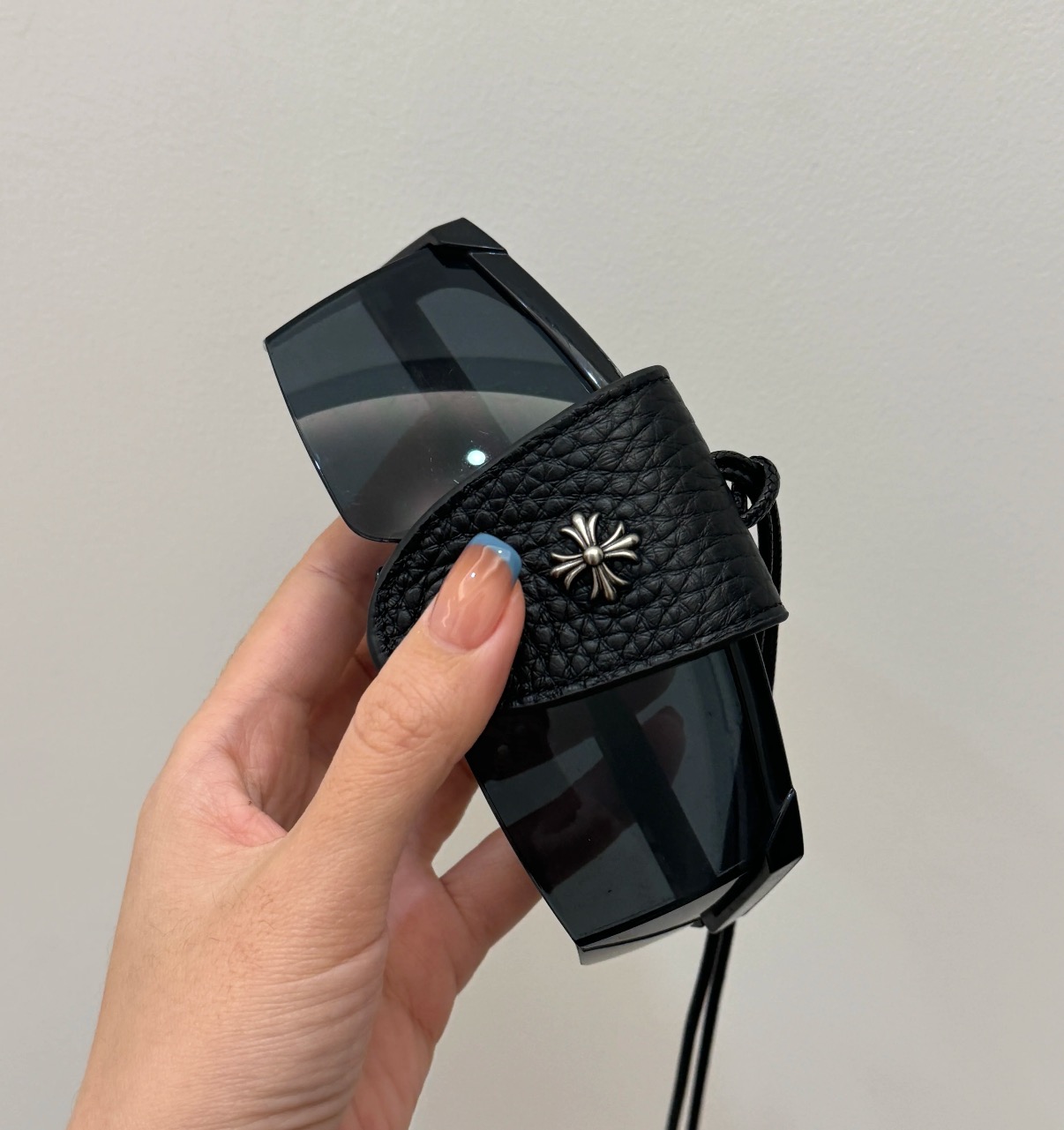 发60💰克罗心Chrome Hearts风格的头层牛皮磁吸扣眼镜夹 
懂行的都知道，克罗心一直是潮流界的顶流。它家的东西，无论是设计还是品质，都无可挑剔。就拿这个眼镜夹来说，采用的是珍贵的头层牛皮，这质感，摸上去细腻又柔软，而且还特别耐用，越用越有味道，每一道纹理都在诉说着高级。
最绝的是这个磁吸扣设计，轻轻一靠近，“啪嗒”一声，稳稳吸住，开合超方便，再也不用担心眼镜没处放啦。
上面标志性的克罗心元素，一眼就能认出它的身份，低调中透着奢华，挂在包包上，或者放在车里，都是超吸睛的存在，瞬间提升你的精致感。
不管你是时尚达人，还是追求品质生活的精致er，这款眼镜夹都能满足你对品味的追求。数量有限，先到先得哦，赶紧入手，让你的生活细节都充满高级感~