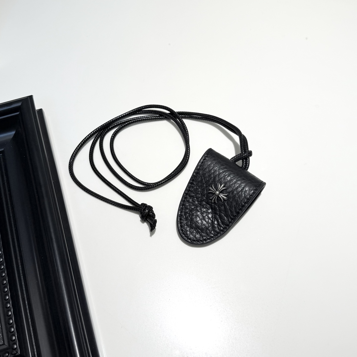 发60💰克罗心Chrome Hearts风格的头层牛皮磁吸扣眼镜夹 
懂行的都知道，克罗心一直是潮流界的顶流。它家的东西，无论是设计还是品质，都无可挑剔。就拿这个眼镜夹来说，采用的是珍贵的头层牛皮，这质感，摸上去细腻又柔软，而且还特别耐用，越用越有味道，每一道纹理都在诉说着高级。
最绝的是这个磁吸扣设计，轻轻一靠近，“啪嗒”一声，稳稳吸住，开合超方便，再也不用担心眼镜没处放啦。
上面标志性的克罗心元素，一眼就能认出它的身份，低调中透着奢华，挂在包包上，或者放在车里，都是超吸睛的存在，瞬间提升你的精致感。
不管你是时尚达人，还是追求品质生活的精致er，这款眼镜夹都能满足你对品味的追求。数量有限，先到先得哦，赶紧入手，让你的生活细节都充满高级感~