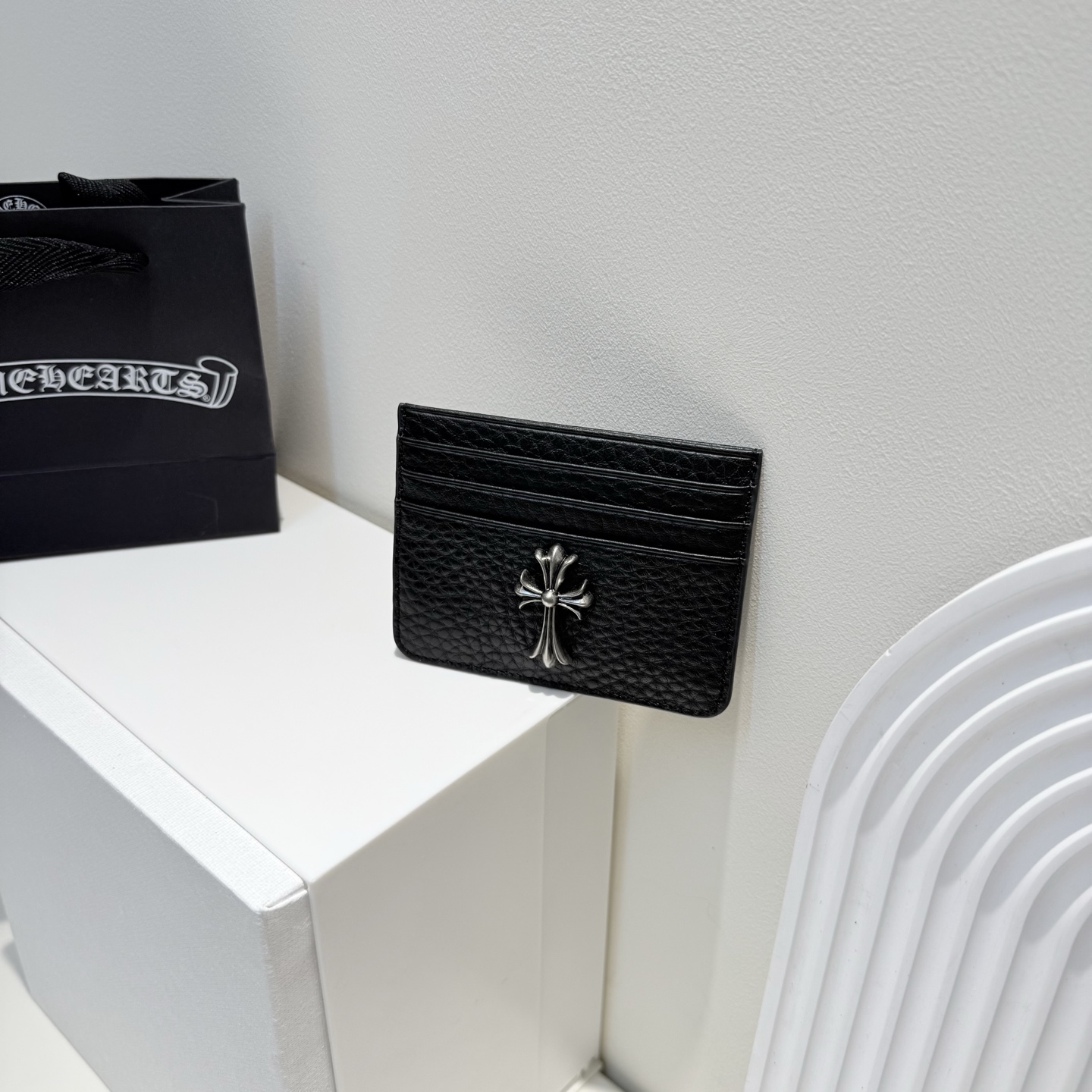 发65💰克罗心头层牛皮卡包，精致生活新宠，7个卡槽设计 宝子们，我不允许还有人不知道这款克罗心卡包！这可是能瞬间提升你生活质感的宝藏好物 。 这款卡包，严选头层牛皮材质，那独特的纹理，摸起来柔软又有韧性，越看越爱。经典的黑色配色，百搭又耐脏，不管是商务场合还是休闲出街，都能轻松适配。 标志性的克罗心金属元素，以十字造型呈现，精致的做工在灯光下闪耀着迷人光泽，是整个卡包的点睛之笔，低调中彰显着奢华，让你在人群中脱颖而出。 别看它外观小巧玲珑，内里可是大有乾坤。合理的卡槽设计，能够轻松收纳你的银行卡、身份证、会员卡等各类卡片，拿取方便又快捷，再也不用为找卡而手忙脚乱 。 而且，它还配有超有质感的包装，黑色的手提袋加上品牌标志性元素，拿来送人也超合适！无论是犒劳自己，还是给朋友送上一份惊喜，这款克罗心卡包都能满足你的需求。数量有限，赶紧冲，把这份精致与时尚带回家~