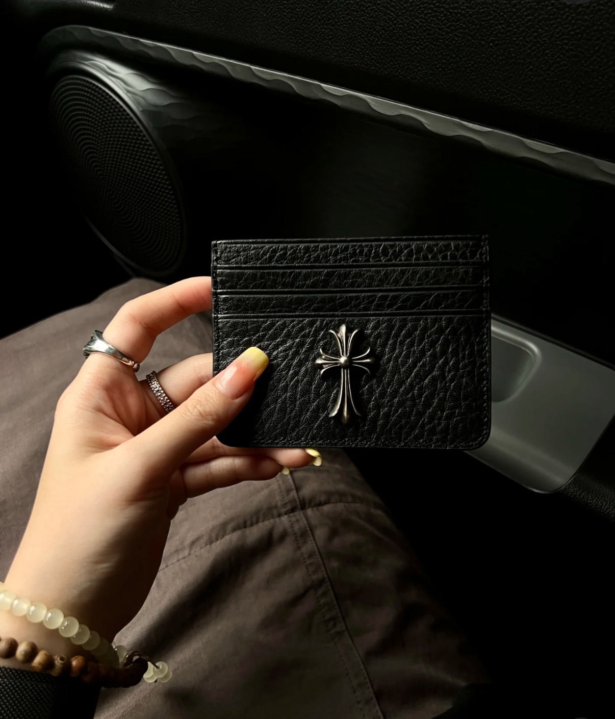 发65💰克罗心头层牛皮卡包，精致生活新宠，7个卡槽设计 宝子们，我不允许还有人不知道这款克罗心卡包！这可是能瞬间提升你生活质感的宝藏好物 。 这款卡包，严选头层牛皮材质，那独特的纹理，摸起来柔软又有韧性，越看越爱。经典的黑色配色，百搭又耐脏，不管是商务场合还是休闲出街，都能轻松适配。 标志性的克罗心金属元素，以十字造型呈现，精致的做工在灯光下闪耀着迷人光泽，是整个卡包的点睛之笔，低调中彰显着奢华，让你在人群中脱颖而出。 别看它外观小巧玲珑，内里可是大有乾坤。合理的卡槽设计，能够轻松收纳你的银行卡、身份证、会员卡等各类卡片，拿取方便又快捷，再也不用为找卡而手忙脚乱 。 而且，它还配有超有质感的包装，黑色的手提袋加上品牌标志性元素，拿来送人也超合适！无论是犒劳自己，还是给朋友送上一份惊喜，这款克罗心卡包都能满足你的需求。数量有限，赶紧冲，把这份精致与时尚带回家~