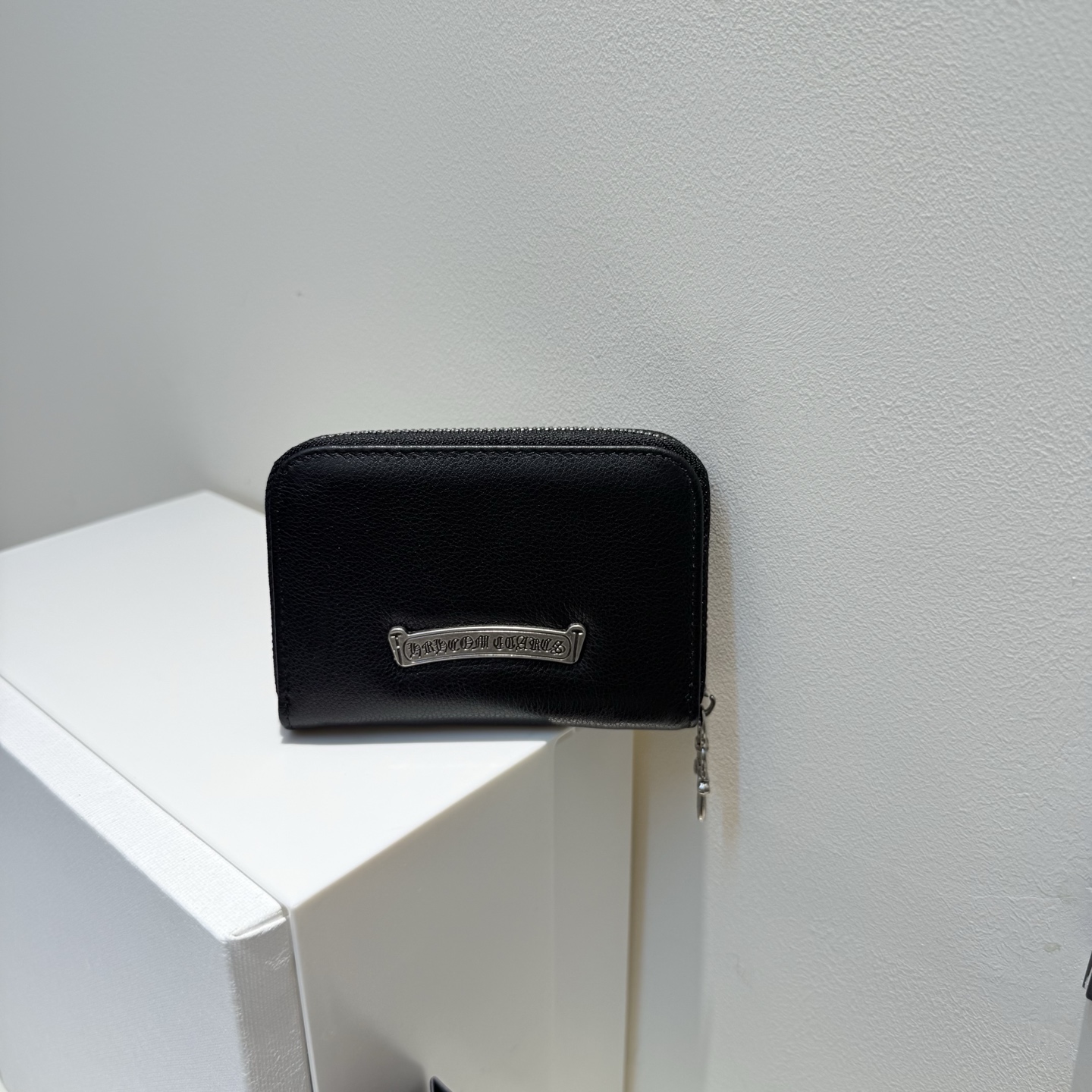 发65💰克罗心头层牛皮卡包，解锁精致新姿势
宝子们，在追求潮流与品质的路上，怎么能少了这款克罗心卡包？它简直是时尚界的“扛把子”，一出手就惊艳全场！
💥顶级材质，触摸奢华
克罗心卡包精选头层牛皮，这种牛皮可是皮革中的贵族。轻轻触摸，那细腻又紧实的触感，仿佛在和高级质感亲密对话。而且，随着时间流逝，它会慢慢产生岁月的光泽，就像一瓶陈酿的美酒，越品越有韵味，每一次使用都是在享受奢华。
💥经典标志，街头焦点
标志性的克罗心十字金属元素，就像夜空中最亮的星，瞬间抓住所有人的目光。精致的做工，独特的造型，彰显着与众不同的个性态度。背着它走在街上，你就是潮流的引领者，回头率百分百，让旁人投来羡慕的目光。

💥超大容量，收纳有方
别看它外表小巧玲珑，内里却是“大胃王”。多个卡槽设计，轻松收纳你的各种卡片，银行卡、信用卡、身份证、会员卡……统统不在话下。拉链一拉，所有重要卡片都被安全守护，取用的时候一目了然，再也不用为找卡而烦恼。

💥细节雕琢，品质卓越
拉链部分经过无数次测试，顺滑无比，每一次开合都无比流畅。还有那精致的小链坠，为卡包增添了一丝灵动。搭配上克罗心超有质感的包装，不管是自己用还是送给朋友，都能让人感受到满满的诚意和用心。

宝子们，时尚瞬息万变，能抓住潮流又兼具品质的好物可不多。这款克罗心卡包库存有限，一旦错过，可能就要等好久啦！别犹豫，赶紧把它带回家，让生活的每一个细节都闪耀着时尚光芒！