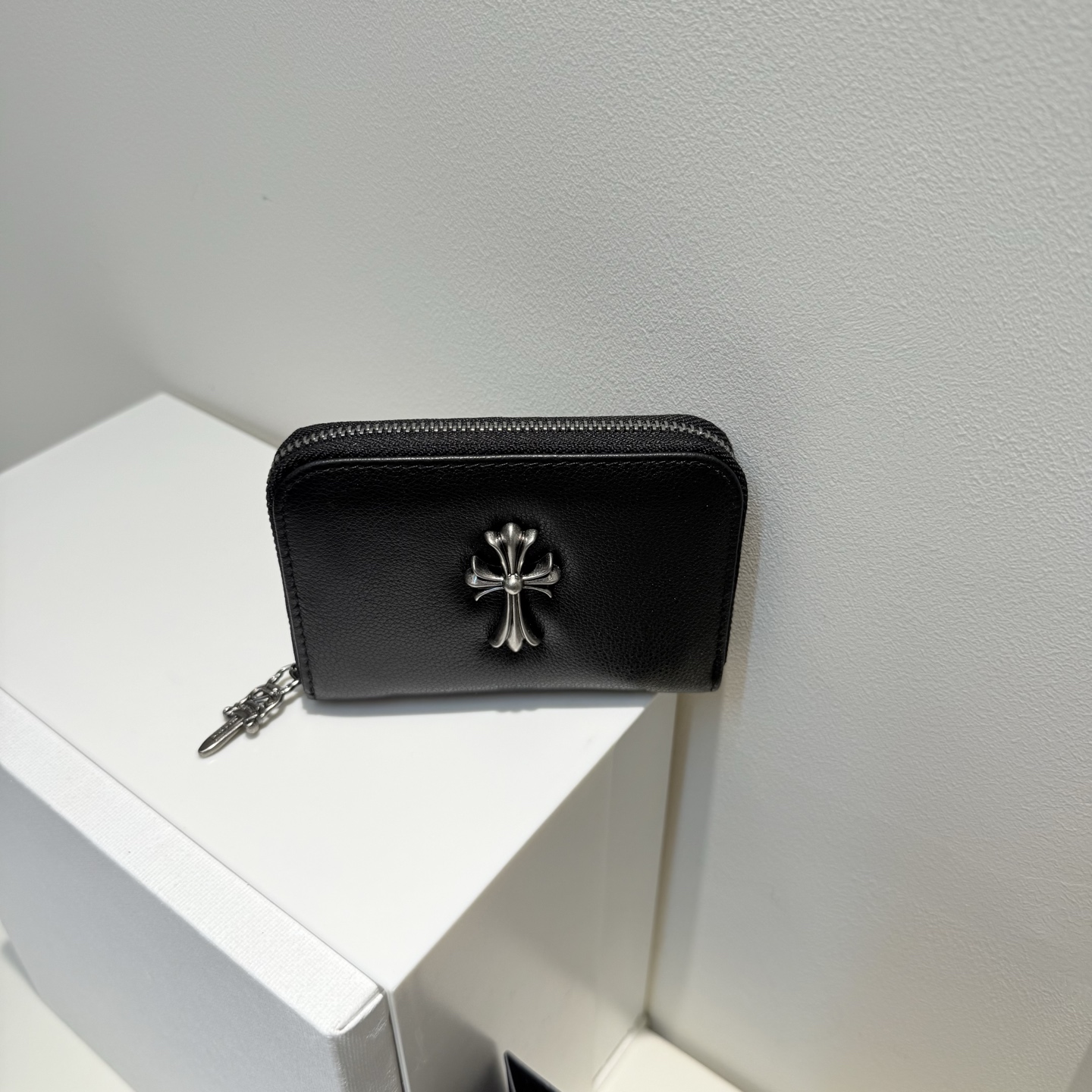 发65💰克罗心头层牛皮卡包，解锁精致新姿势
宝子们，在追求潮流与品质的路上，怎么能少了这款克罗心卡包？它简直是时尚界的“扛把子”，一出手就惊艳全场！
💥顶级材质，触摸奢华
克罗心卡包精选头层牛皮，这种牛皮可是皮革中的贵族。轻轻触摸，那细腻又紧实的触感，仿佛在和高级质感亲密对话。而且，随着时间流逝，它会慢慢产生岁月的光泽，就像一瓶陈酿的美酒，越品越有韵味，每一次使用都是在享受奢华。
💥经典标志，街头焦点
标志性的克罗心十字金属元素，就像夜空中最亮的星，瞬间抓住所有人的目光。精致的做工，独特的造型，彰显着与众不同的个性态度。背着它走在街上，你就是潮流的引领者，回头率百分百，让旁人投来羡慕的目光。

💥超大容量，收纳有方
别看它外表小巧玲珑，内里却是“大胃王”。多个卡槽设计，轻松收纳你的各种卡片，银行卡、信用卡、身份证、会员卡……统统不在话下。拉链一拉，所有重要卡片都被安全守护，取用的时候一目了然，再也不用为找卡而烦恼。

💥细节雕琢，品质卓越
拉链部分经过无数次测试，顺滑无比，每一次开合都无比流畅。还有那精致的小链坠，为卡包增添了一丝灵动。搭配上克罗心超有质感的包装，不管是自己用还是送给朋友，都能让人感受到满满的诚意和用心。

宝子们，时尚瞬息万变，能抓住潮流又兼具品质的好物可不多。这款克罗心卡包库存有限，一旦错过，可能就要等好久啦！别犹豫，赶紧把它带回家，让生活的每一个细节都闪耀着时尚光芒！