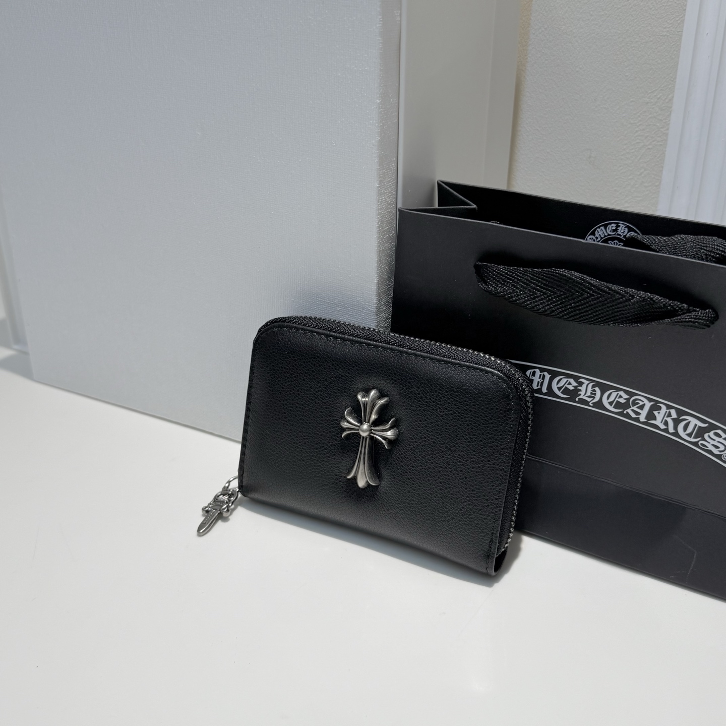 发65💰克罗心头层牛皮卡包，解锁精致新姿势
宝子们，在追求潮流与品质的路上，怎么能少了这款克罗心卡包？它简直是时尚界的“扛把子”，一出手就惊艳全场！
💥顶级材质，触摸奢华
克罗心卡包精选头层牛皮，这种牛皮可是皮革中的贵族。轻轻触摸，那细腻又紧实的触感，仿佛在和高级质感亲密对话。而且，随着时间流逝，它会慢慢产生岁月的光泽，就像一瓶陈酿的美酒，越品越有韵味，每一次使用都是在享受奢华。
💥经典标志，街头焦点
标志性的克罗心十字金属元素，就像夜空中最亮的星，瞬间抓住所有人的目光。精致的做工，独特的造型，彰显着与众不同的个性态度。背着它走在街上，你就是潮流的引领者，回头率百分百，让旁人投来羡慕的目光。

💥超大容量，收纳有方
别看它外表小巧玲珑，内里却是“大胃王”。多个卡槽设计，轻松收纳你的各种卡片，银行卡、信用卡、身份证、会员卡……统统不在话下。拉链一拉，所有重要卡片都被安全守护，取用的时候一目了然，再也不用为找卡而烦恼。

💥细节雕琢，品质卓越
拉链部分经过无数次测试，顺滑无比，每一次开合都无比流畅。还有那精致的小链坠，为卡包增添了一丝灵动。搭配上克罗心超有质感的包装，不管是自己用还是送给朋友，都能让人感受到满满的诚意和用心。

宝子们，时尚瞬息万变，能抓住潮流又兼具品质的好物可不多。这款克罗心卡包库存有限，一旦错过，可能就要等好久啦！别犹豫，赶紧把它带回家，让生活的每一个细节都闪耀着时尚光芒！