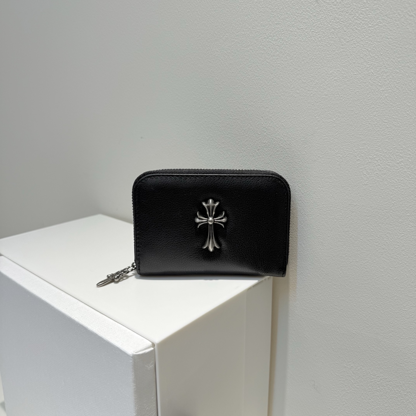 发65💰克罗心头层牛皮卡包，解锁精致新姿势
宝子们，在追求潮流与品质的路上，怎么能少了这款克罗心卡包？它简直是时尚界的“扛把子”，一出手就惊艳全场！
💥顶级材质，触摸奢华
克罗心卡包精选头层牛皮，这种牛皮可是皮革中的贵族。轻轻触摸，那细腻又紧实的触感，仿佛在和高级质感亲密对话。而且，随着时间流逝，它会慢慢产生岁月的光泽，就像一瓶陈酿的美酒，越品越有韵味，每一次使用都是在享受奢华。
💥经典标志，街头焦点
标志性的克罗心十字金属元素，就像夜空中最亮的星，瞬间抓住所有人的目光。精致的做工，独特的造型，彰显着与众不同的个性态度。背着它走在街上，你就是潮流的引领者，回头率百分百，让旁人投来羡慕的目光。

💥超大容量，收纳有方
别看它外表小巧玲珑，内里却是“大胃王”。多个卡槽设计，轻松收纳你的各种卡片，银行卡、信用卡、身份证、会员卡……统统不在话下。拉链一拉，所有重要卡片都被安全守护，取用的时候一目了然，再也不用为找卡而烦恼。

💥细节雕琢，品质卓越
拉链部分经过无数次测试，顺滑无比，每一次开合都无比流畅。还有那精致的小链坠，为卡包增添了一丝灵动。搭配上克罗心超有质感的包装，不管是自己用还是送给朋友，都能让人感受到满满的诚意和用心。

宝子们，时尚瞬息万变，能抓住潮流又兼具品质的好物可不多。这款克罗心卡包库存有限，一旦错过，可能就要等好久啦！别犹豫，赶紧把它带回家，让生活的每一个细节都闪耀着时尚光芒！