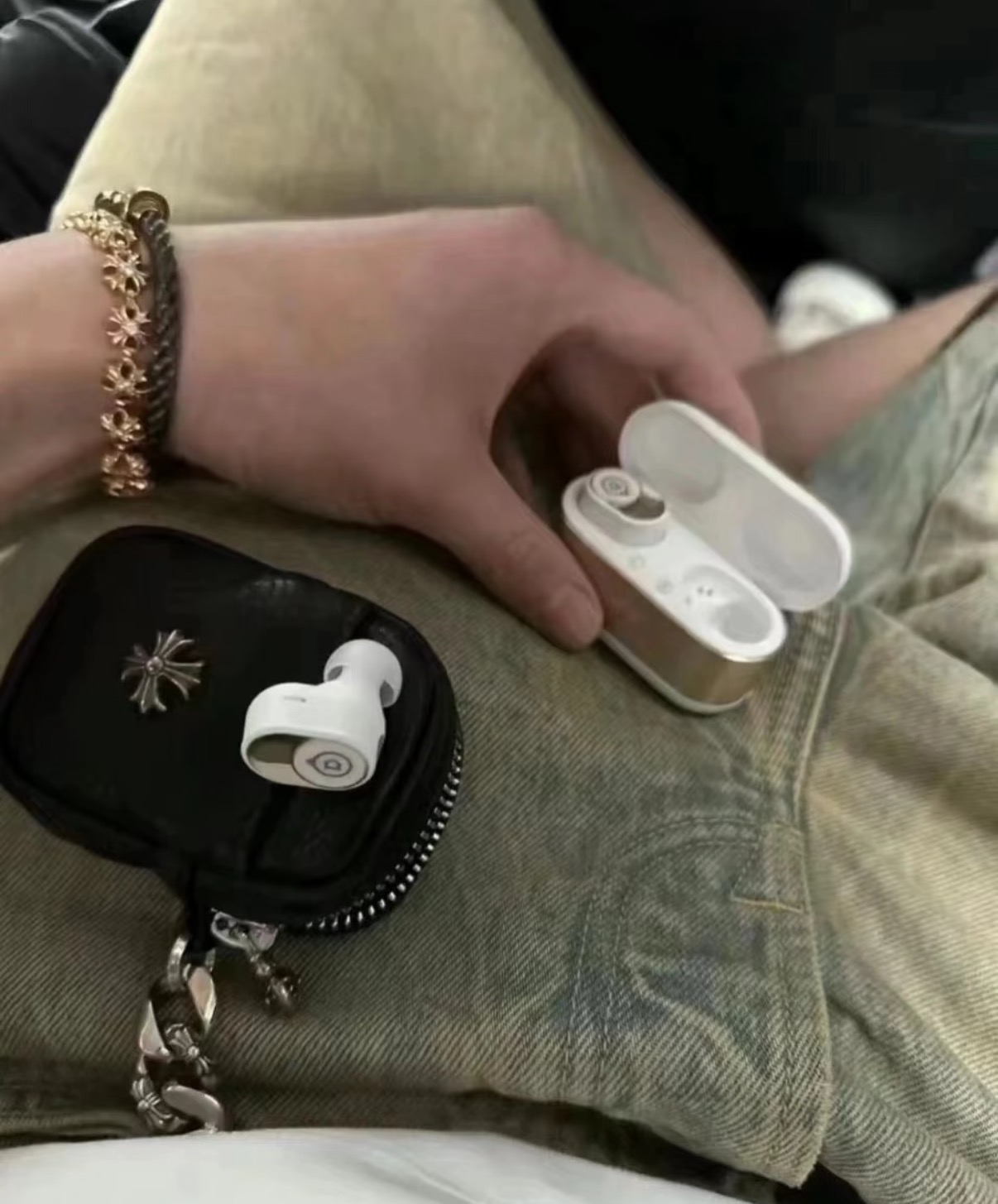 发80💰耳机界的“贵族小窝”，克罗心头层牛皮耳机包登场 宝子们，还在为耳机随意丢放、容易磨损而发愁？今天一定要把这款克罗心牛皮耳机包安利给你们，它绝对是耳机的绝佳伴侣！ 奢级材质，超级耐用，越用越好用，演绎质感巅峰 克罗心这款耳机包，严选上乘头层牛皮，每一处纹理都仿佛是大自然精心勾勒的艺术品。上手一摸，柔软细腻的触感直击心底，而且牛皮的韧性十足，耐磨又抗造， 能为耳机提供长期且可靠的保护，就像给耳机穿上了一层坚固又奢华的“铠甲”，使用越久，越能体会到它独特的韵味。 经典元素，诠释潮流态度 标志性的克罗心十字花金属装饰，精致到每一个细节，在黑色牛皮的衬托下，闪耀着冷冽又迷人的光泽。这不仅是品牌的象征，更是潮流的标志， 背带它出街，瞬间提升整体时尚感，无论是在街头巷尾，还是在时尚派对，都能轻松成为众人瞩目的焦点，彰显你与众不同的潮流态度。 精巧设计，尽显贴心实用 圆润小巧的外观设计，完美贴合耳机轮廓，能够有效缓冲外界的碰撞与挤压，全方位守护耳机的安全。内部空间合理规划，除了能稳稳放置耳机，还能轻松收纳充电线、备用耳塞等小物件，让你的耳机配件都能各归其位。拉链顺滑无阻，开合轻松不卡顿，搭配上质感满满的链条， 既方便携带，又能作为时尚点缀挂在包包上，为整体造型加分。 精致之选，送礼超有面儿 这样一款集颜值、品质与实用性于一身的克罗心牛皮耳机包，无论是犒劳自己，还是送给热爱音乐、追求时尚的朋友，都是绝佳选择。 搭配上品牌精致的包装，送出的不仅仅是一份礼物，更是满满的时尚品味与心意。 宝子们，时尚好物不等人，克罗心牛皮耳机包库存有限，赶快入手，给你的耳机一个奢华又温暖的“家”，让每一次聆听音乐的旅程，都伴随着满满的精致与美好！