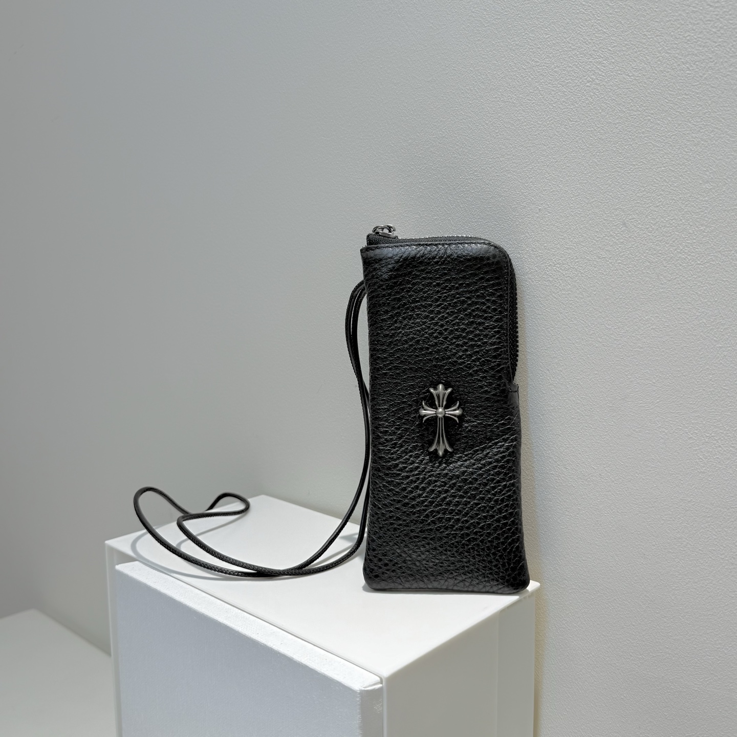 发80💰克罗心头层牛皮眼镜包，时尚与实用的完美融合，超耐用 宝子们，还在为心爱的眼镜找不到既好看又能细心呵护它们的“小窝”而苦恼？今天必须给大家安利这款克罗心眼镜包，让你瞬间成为街头最有品味的时尚达人！ 顶级材质，尽显奢华质感 这款克罗心眼镜包，严选优质头层牛皮打造。细腻的纹理，仿佛是岁月精心雕刻的印记，上手一摸，柔软又富有韧性 ，每一次触碰都能感受到满满的高级感。而且头层牛皮的耐用性超强，能长久陪伴你，随着使用时间的增加，还会产生独特的复古光泽，越用越有味道。 经典标志，诠释潮流态度 标志性的克罗心十字金属元素，以精致的姿态镶嵌在包身。独特的设计，细腻的做工，在阳光下闪烁着冷冽而迷人的光芒 ，瞬间让整个眼镜包的时尚度飙升。背着它出街，无论是搭配休闲装还是正装，都能轻松成为焦点，彰显你独特的潮流态度和品味。 贴心设计，全方位守护眼镜 合理的内部空间规划，能稳稳地容纳各种款式的眼镜，无论是太阳镜还是近视镜，都能得到贴心的保护，有效防止刮花和挤压 。拉链顺滑流畅，开合轻松不卡顿，方便你随时取用眼镜。而且，搭配的挂绳设计超贴心，不仅方便携带，还能挂在包包上，当作时尚小配饰，为整体造型加分不少。 精致之选，送礼超有面儿 这么一款集颜值、品质与实用性于一身的克罗心眼镜包，无论是自己用还是送给朋友，都是绝佳选择。 配上品牌精致的包装，送出的不仅仅是一个眼镜包，更是一份时尚与品味，收到礼物的人一定会爱不释手。 宝子们，时尚好物总是供不应求，这款克罗心眼镜包库存有限，错过可就太可惜啦！赶紧入手，给你的眼镜找一个奢华又时尚的“家”，让每一次出行都闪耀着独特的魅力 ！