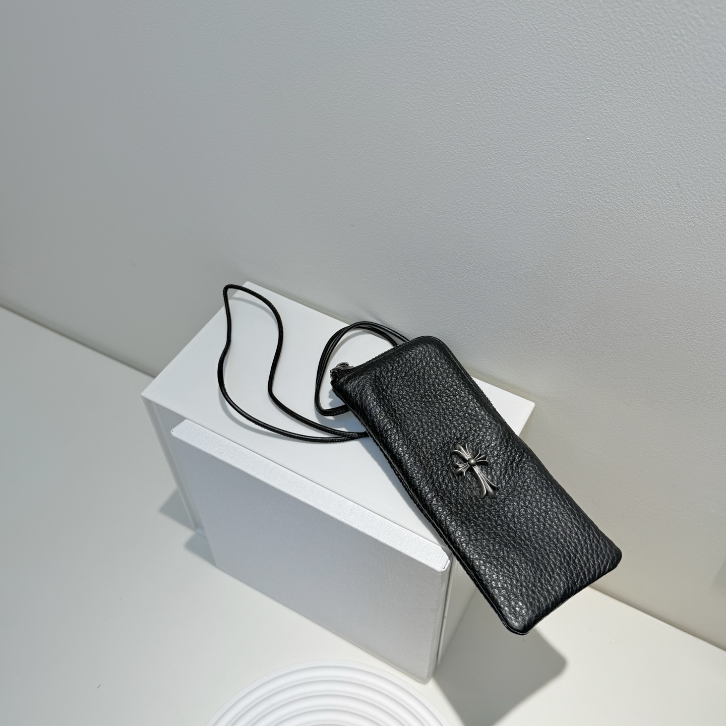 发80💰克罗心头层牛皮眼镜包，时尚与实用的完美融合，超耐用 宝子们，还在为心爱的眼镜找不到既好看又能细心呵护它们的“小窝”而苦恼？今天必须给大家安利这款克罗心眼镜包，让你瞬间成为街头最有品味的时尚达人！ 顶级材质，尽显奢华质感 这款克罗心眼镜包，严选优质头层牛皮打造。细腻的纹理，仿佛是岁月精心雕刻的印记，上手一摸，柔软又富有韧性 ，每一次触碰都能感受到满满的高级感。而且头层牛皮的耐用性超强，能长久陪伴你，随着使用时间的增加，还会产生独特的复古光泽，越用越有味道。 经典标志，诠释潮流态度 标志性的克罗心十字金属元素，以精致的姿态镶嵌在包身。独特的设计，细腻的做工，在阳光下闪烁着冷冽而迷人的光芒 ，瞬间让整个眼镜包的时尚度飙升。背着它出街，无论是搭配休闲装还是正装，都能轻松成为焦点，彰显你独特的潮流态度和品味。 贴心设计，全方位守护眼镜 合理的内部空间规划，能稳稳地容纳各种款式的眼镜，无论是太阳镜还是近视镜，都能得到贴心的保护，有效防止刮花和挤压 。拉链顺滑流畅，开合轻松不卡顿，方便你随时取用眼镜。而且，搭配的挂绳设计超贴心，不仅方便携带，还能挂在包包上，当作时尚小配饰，为整体造型加分不少。 精致之选，送礼超有面儿 这么一款集颜值、品质与实用性于一身的克罗心眼镜包，无论是自己用还是送给朋友，都是绝佳选择。 配上品牌精致的包装，送出的不仅仅是一个眼镜包，更是一份时尚与品味，收到礼物的人一定会爱不释手。 宝子们，时尚好物总是供不应求，这款克罗心眼镜包库存有限，错过可就太可惜啦！赶紧入手，给你的眼镜找一个奢华又时尚的“家”，让每一次出行都闪耀着独特的魅力 ！