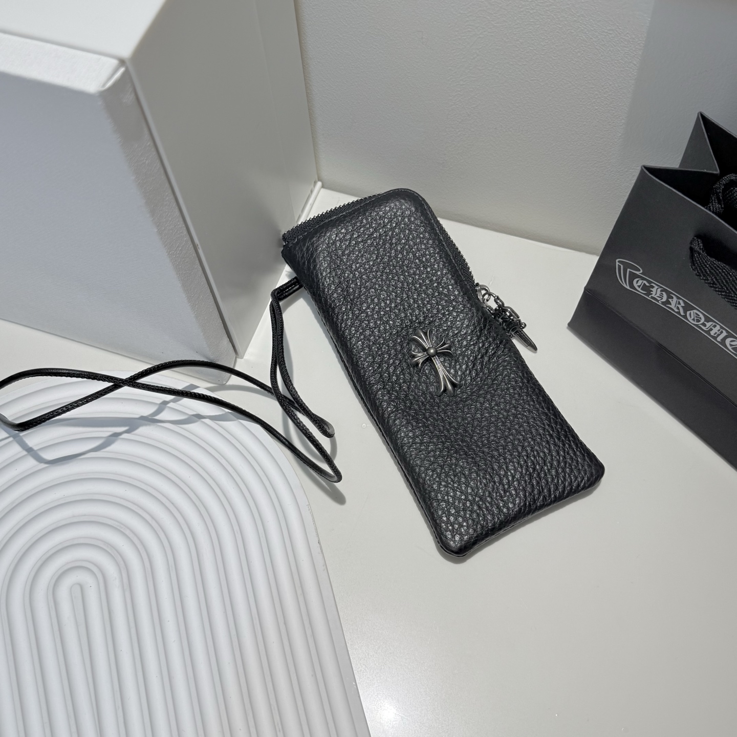 发80💰克罗心头层牛皮眼镜包，时尚与实用的完美融合，超耐用 宝子们，还在为心爱的眼镜找不到既好看又能细心呵护它们的“小窝”而苦恼？今天必须给大家安利这款克罗心眼镜包，让你瞬间成为街头最有品味的时尚达人！ 顶级材质，尽显奢华质感 这款克罗心眼镜包，严选优质头层牛皮打造。细腻的纹理，仿佛是岁月精心雕刻的印记，上手一摸，柔软又富有韧性 ，每一次触碰都能感受到满满的高级感。而且头层牛皮的耐用性超强，能长久陪伴你，随着使用时间的增加，还会产生独特的复古光泽，越用越有味道。 经典标志，诠释潮流态度 标志性的克罗心十字金属元素，以精致的姿态镶嵌在包身。独特的设计，细腻的做工，在阳光下闪烁着冷冽而迷人的光芒 ，瞬间让整个眼镜包的时尚度飙升。背着它出街，无论是搭配休闲装还是正装，都能轻松成为焦点，彰显你独特的潮流态度和品味。 贴心设计，全方位守护眼镜 合理的内部空间规划，能稳稳地容纳各种款式的眼镜，无论是太阳镜还是近视镜，都能得到贴心的保护，有效防止刮花和挤压 。拉链顺滑流畅，开合轻松不卡顿，方便你随时取用眼镜。而且，搭配的挂绳设计超贴心，不仅方便携带，还能挂在包包上，当作时尚小配饰，为整体造型加分不少。 精致之选，送礼超有面儿 这么一款集颜值、品质与实用性于一身的克罗心眼镜包，无论是自己用还是送给朋友，都是绝佳选择。 配上品牌精致的包装，送出的不仅仅是一个眼镜包，更是一份时尚与品味，收到礼物的人一定会爱不释手。 宝子们，时尚好物总是供不应求，这款克罗心眼镜包库存有限，错过可就太可惜啦！赶紧入手，给你的眼镜找一个奢华又时尚的“家”，让每一次出行都闪耀着独特的魅力 ！